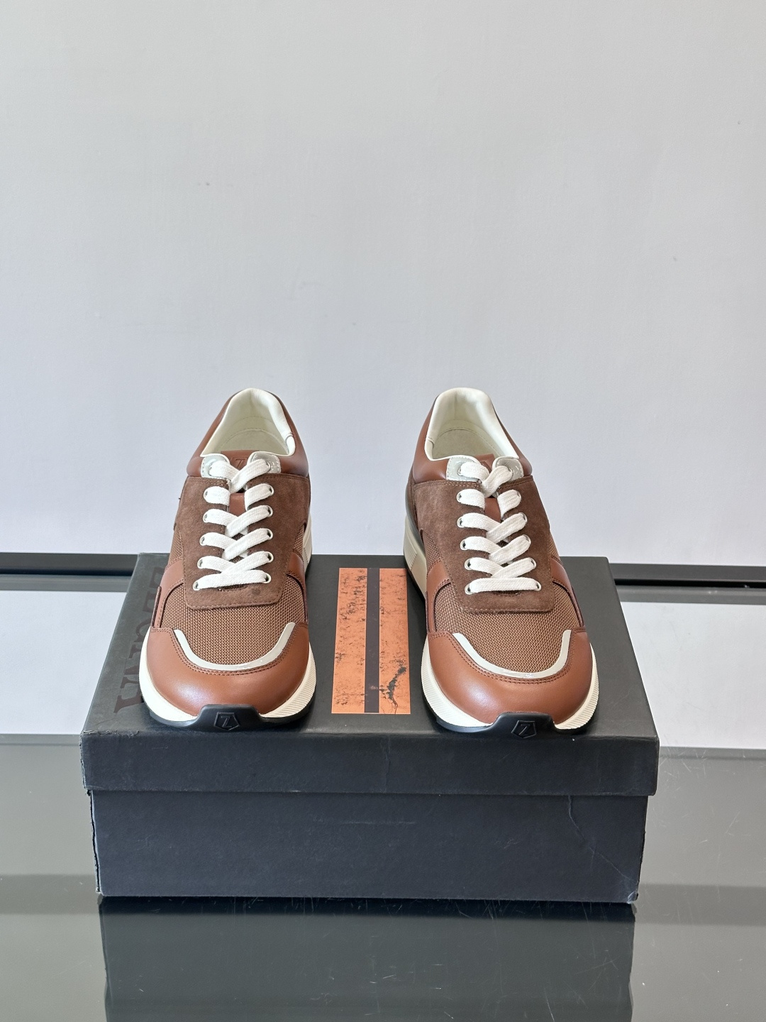 ZEGNA 男士休闲运动鞋，选用优质牛皮，经典缝线，低调又有质感子。厚底设计，穿着舒适还能悄悄增高，通勤