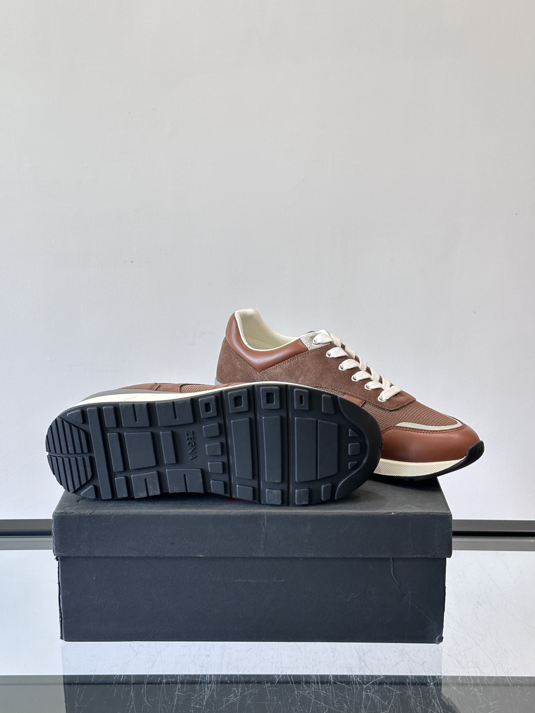 ZEGNA 男士休闲运动鞋，选用优质牛皮，经典缝线，低调又有质感子。厚底设计，穿着舒适还能悄悄增高，通勤