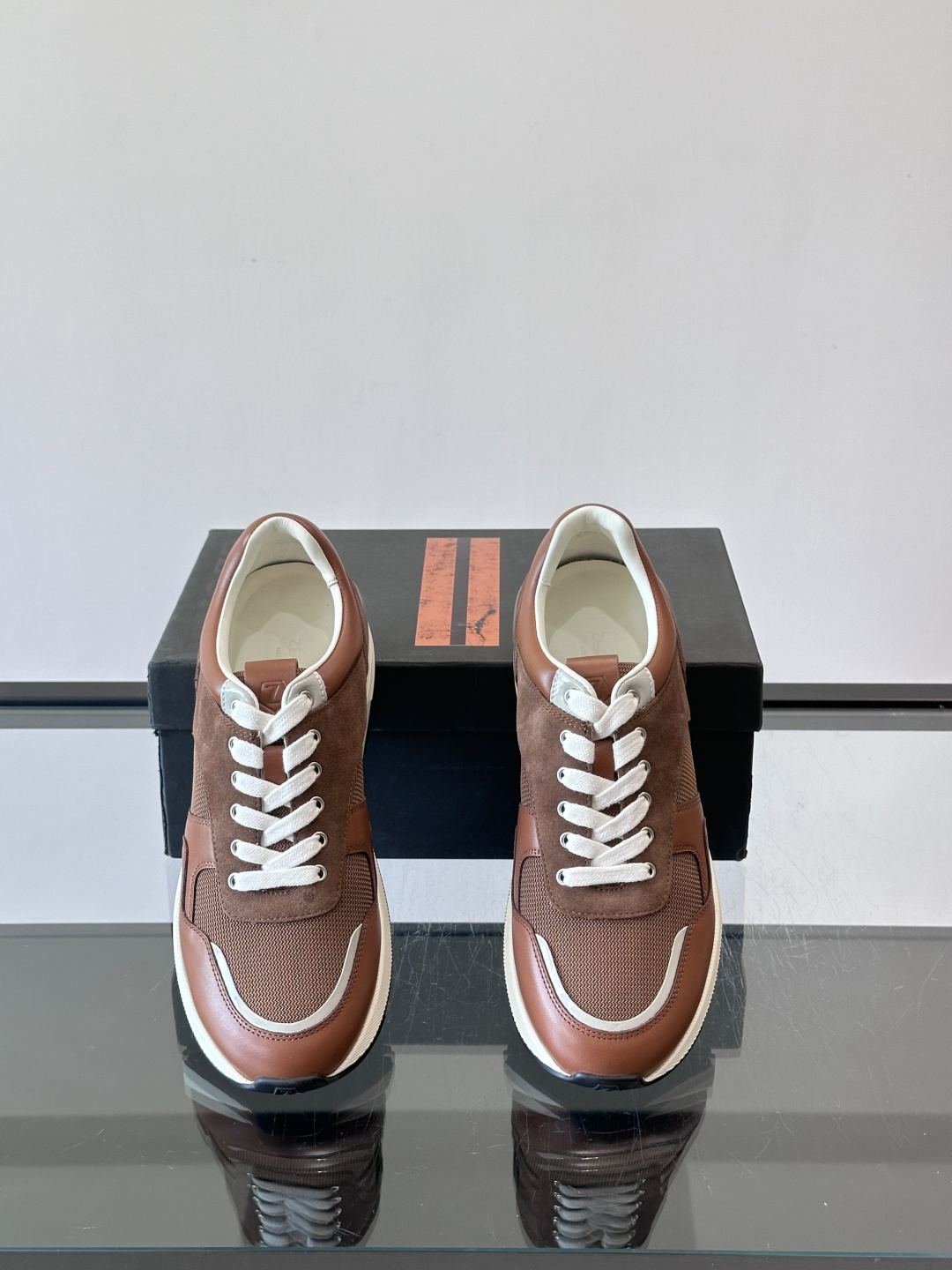 ZEGNA 男士休闲运动鞋，选用优质牛皮，经典缝线，低调又有质感子。厚底设计，穿着舒适还能悄悄增高，通勤