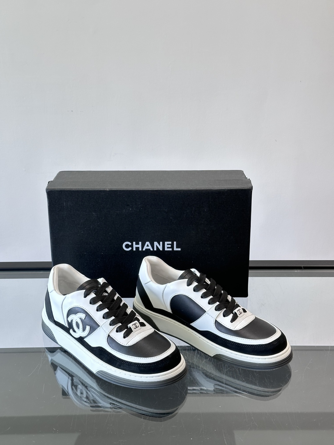 Chanel 2025早春系列熊猫配色德训鞋，黑白撞色设计超经典，麂皮+帆布拼接，质感满分又透气；。侧面