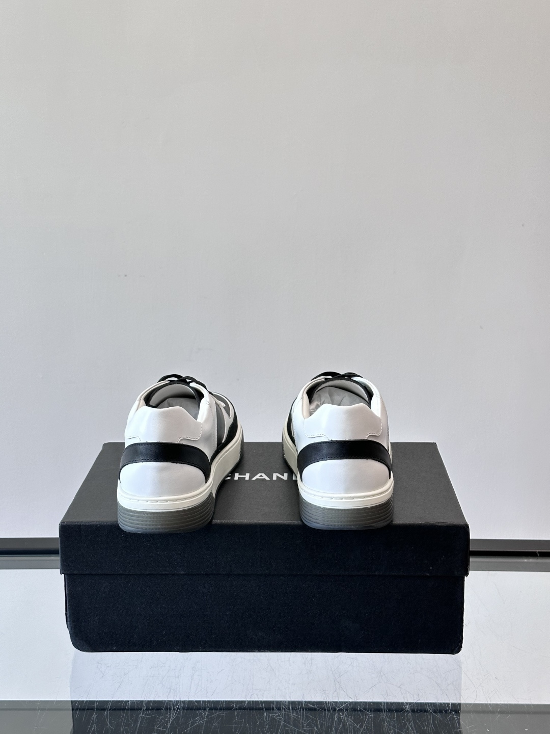 Chanel 2025早春系列熊猫配色德训鞋，黑白撞色设计超经典，麂皮+帆布拼接，质感满分又透气；。侧面