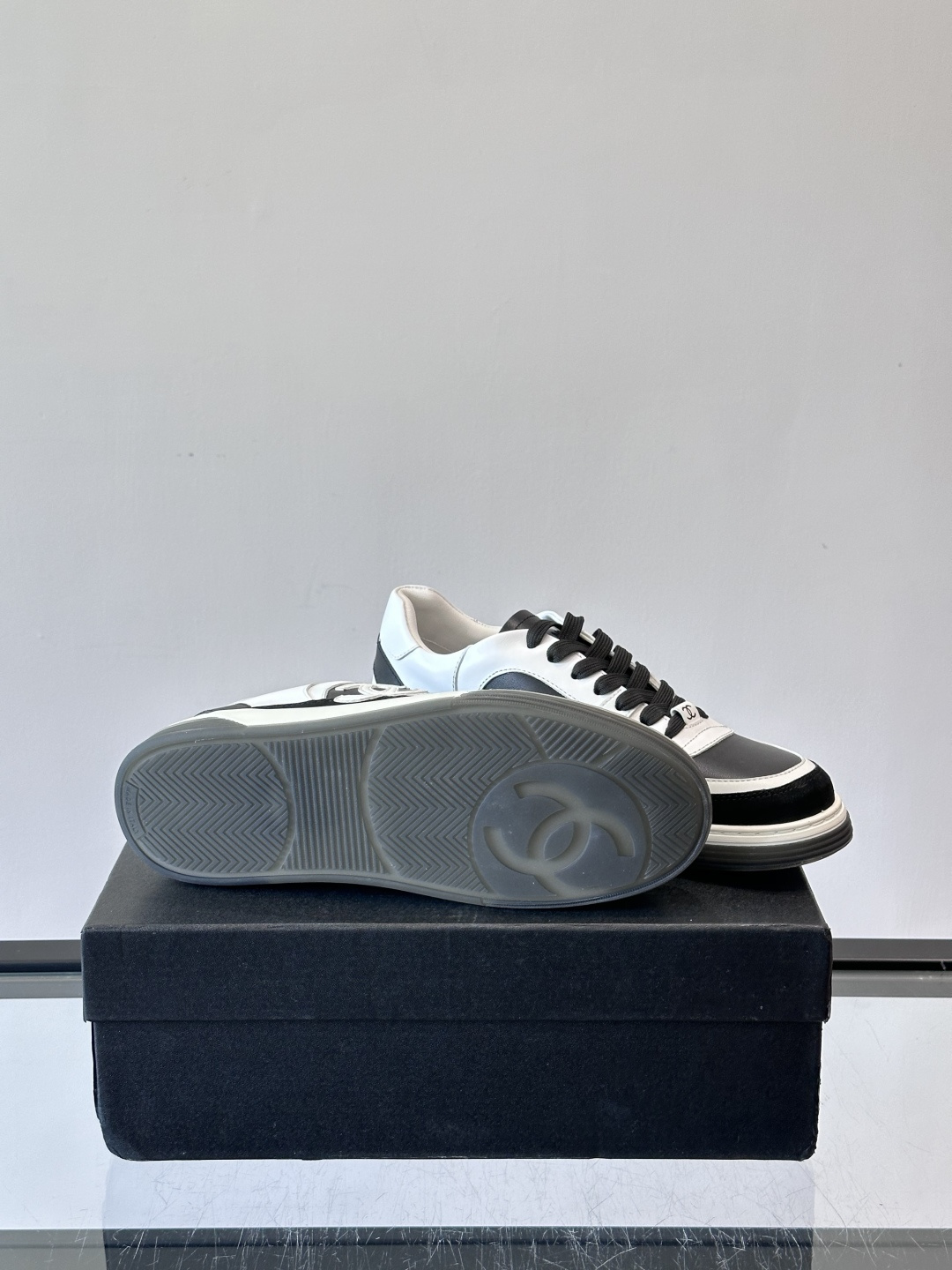 Chanel 2025早春系列熊猫配色德训鞋，黑白撞色设计超经典，麂皮+帆布拼接，质感满分又透气；。侧面