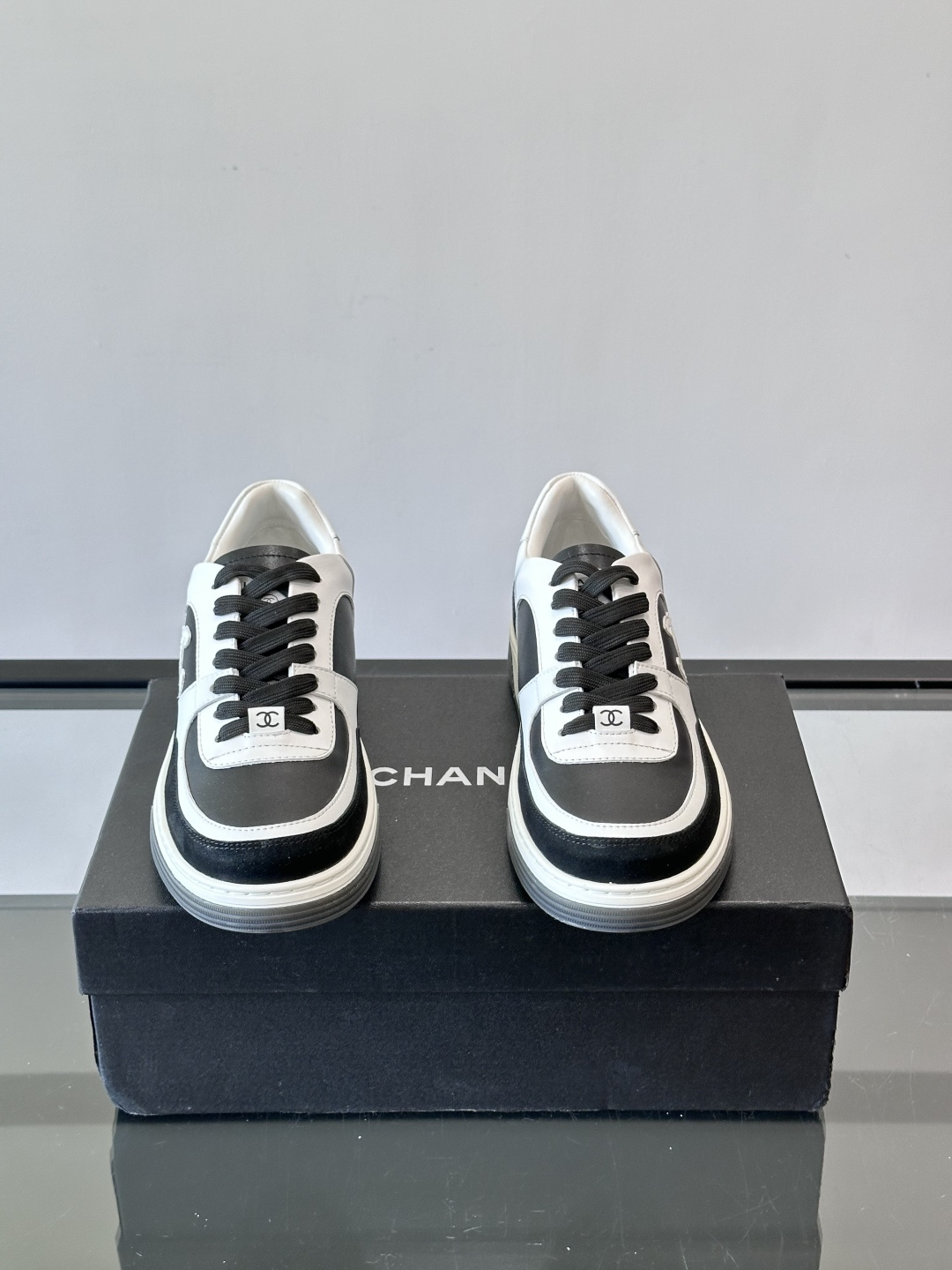 Chanel 2025早春系列熊猫配色德训鞋，黑白撞色设计超经典，麂皮+帆布拼接，质感满分又透气；。侧面
