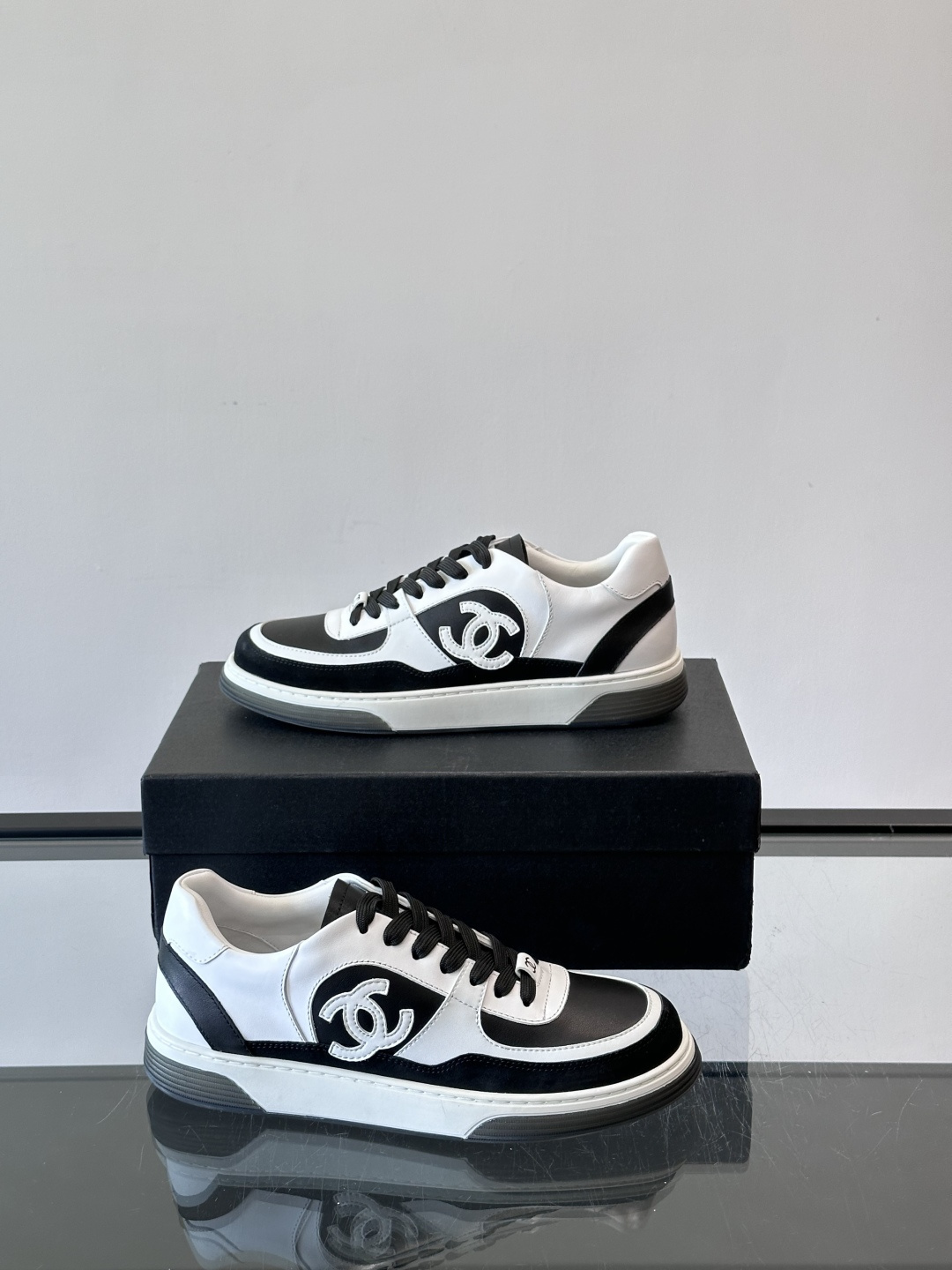Chanel 2025早春系列熊猫配色德训鞋，黑白撞色设计超经典，麂皮+帆布拼接，质感满分又透气；。侧面