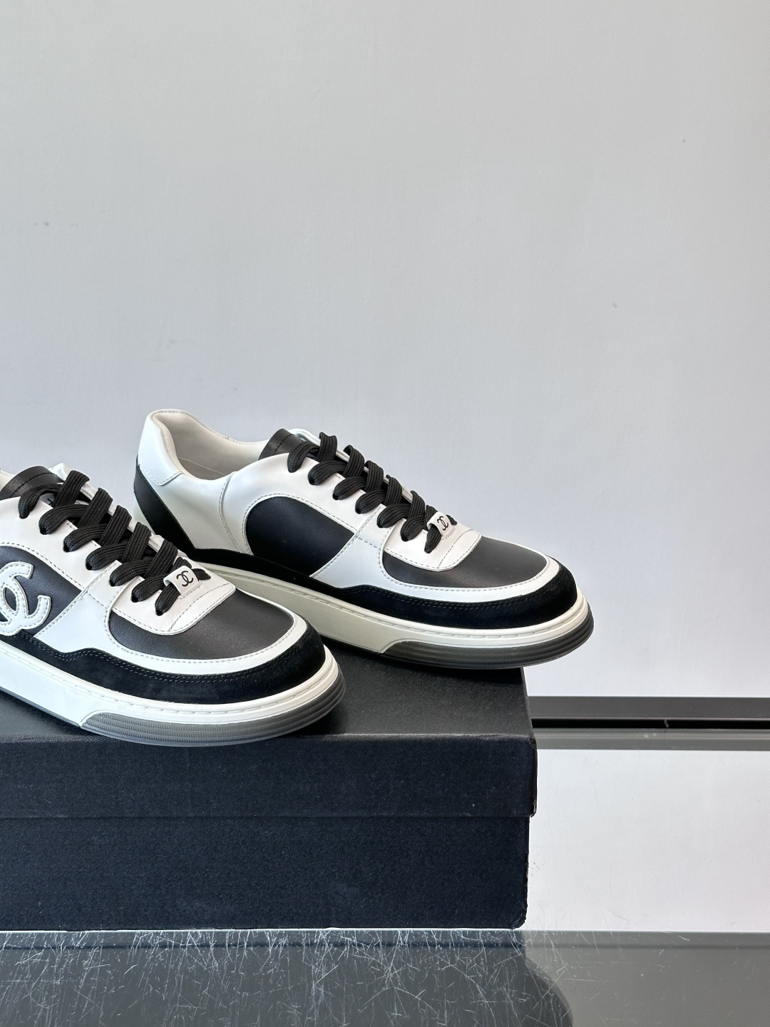 Chanel 2025早春系列熊猫配色德训鞋，黑白撞色设计超经典，麂皮+帆布拼接，质感满分又透气；。侧面