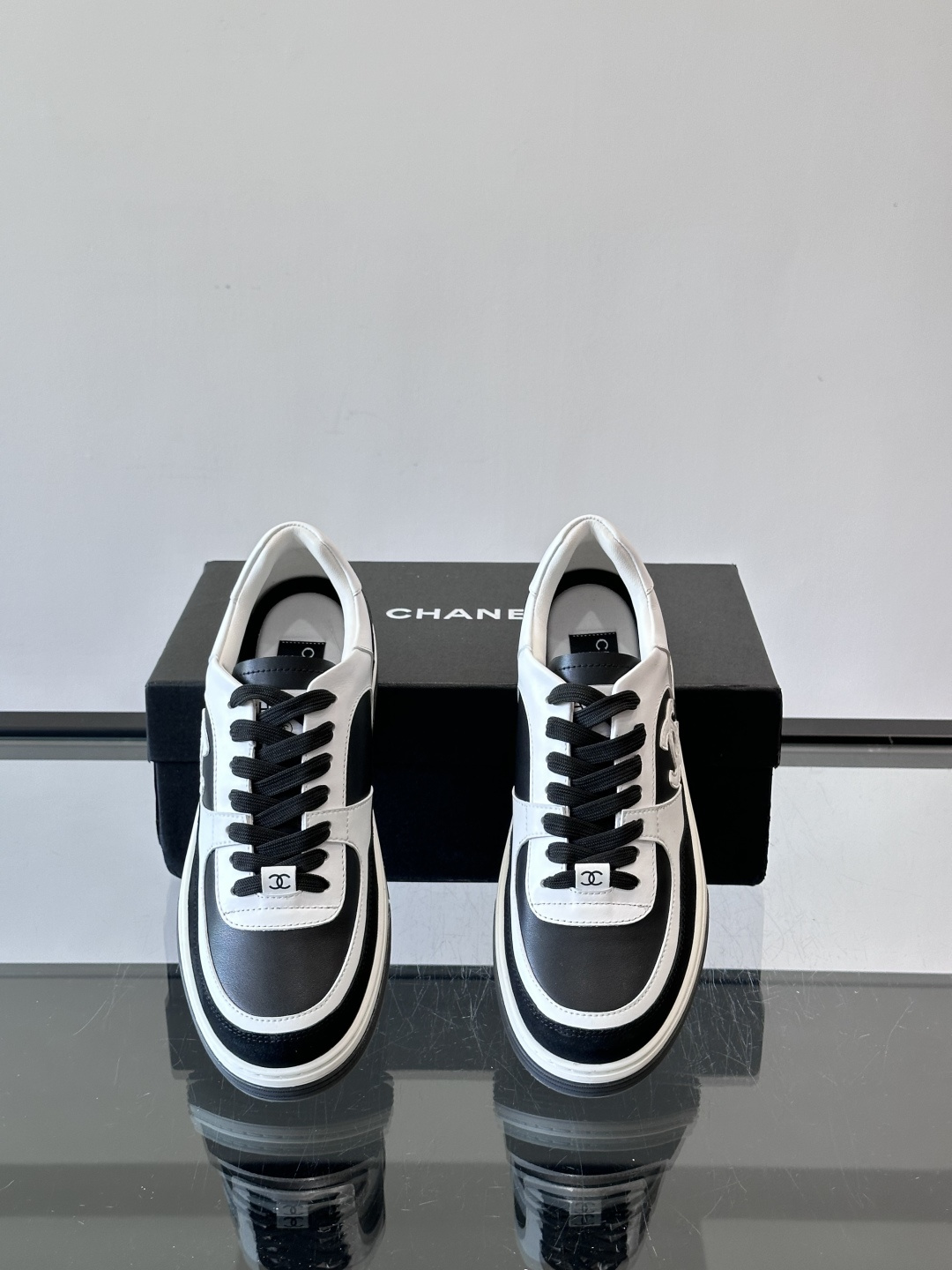 Chanel 2025早春系列熊猫配色德训鞋，黑白撞色设计超经典，麂皮+帆布拼接，质感满分又透气；。侧面