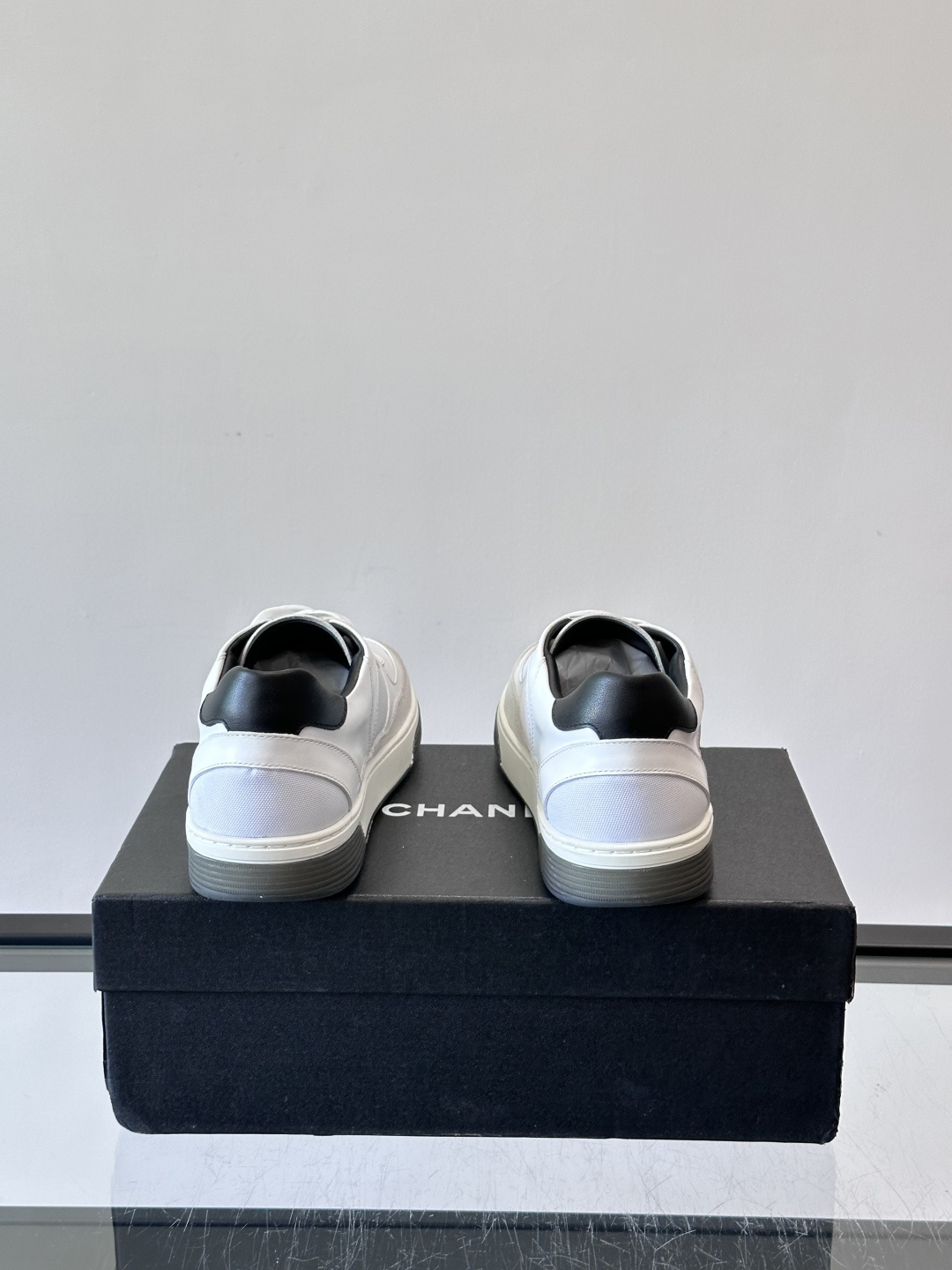 Chanel 2025早春系列熊猫配色德训鞋，黑白撞色设计超经典，麂皮+帆布拼接，质感满分又透气；。侧面