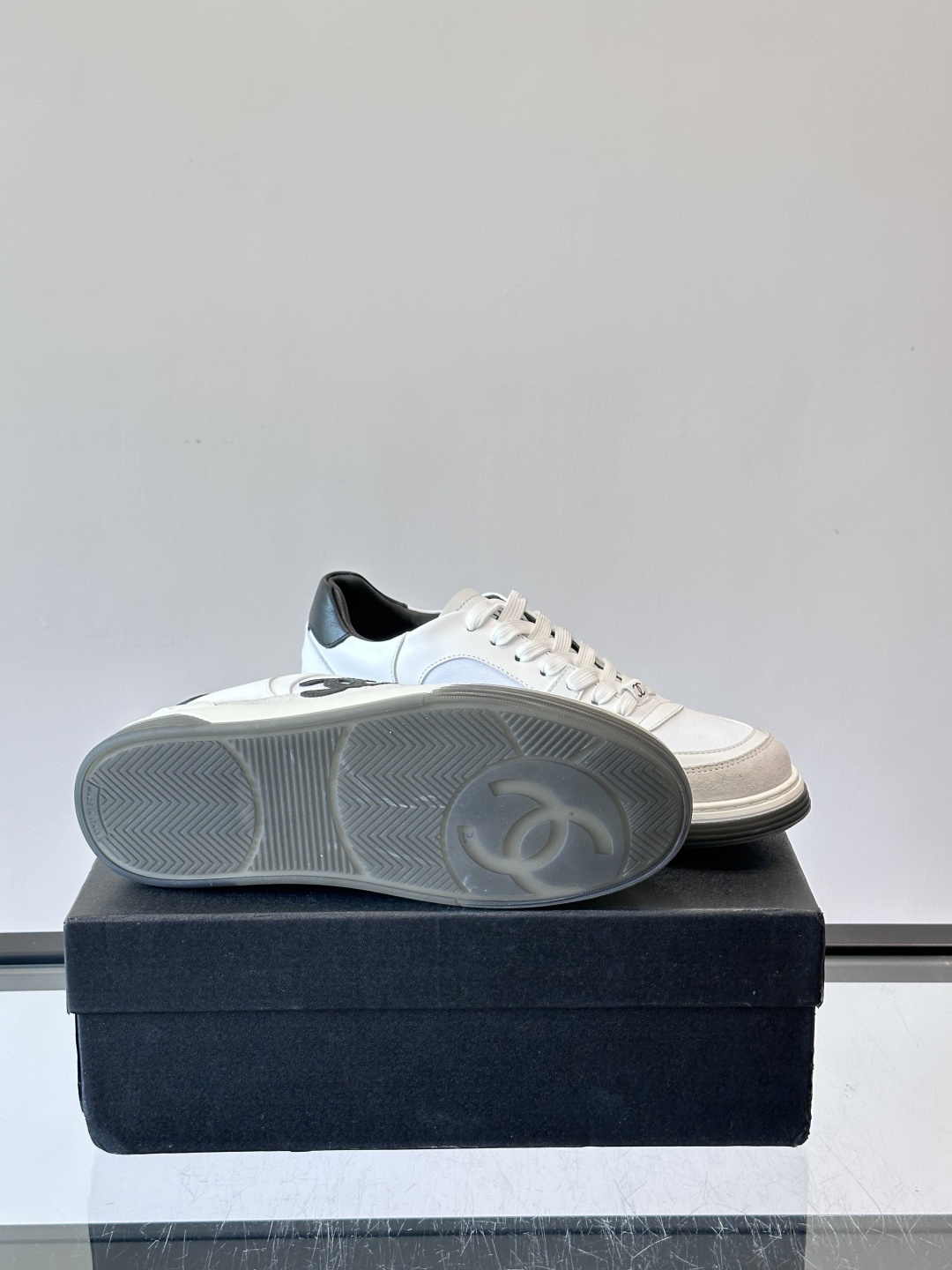 Chanel 2025早春系列熊猫配色德训鞋，黑白撞色设计超经典，麂皮+帆布拼接，质感满分又透气；。侧面