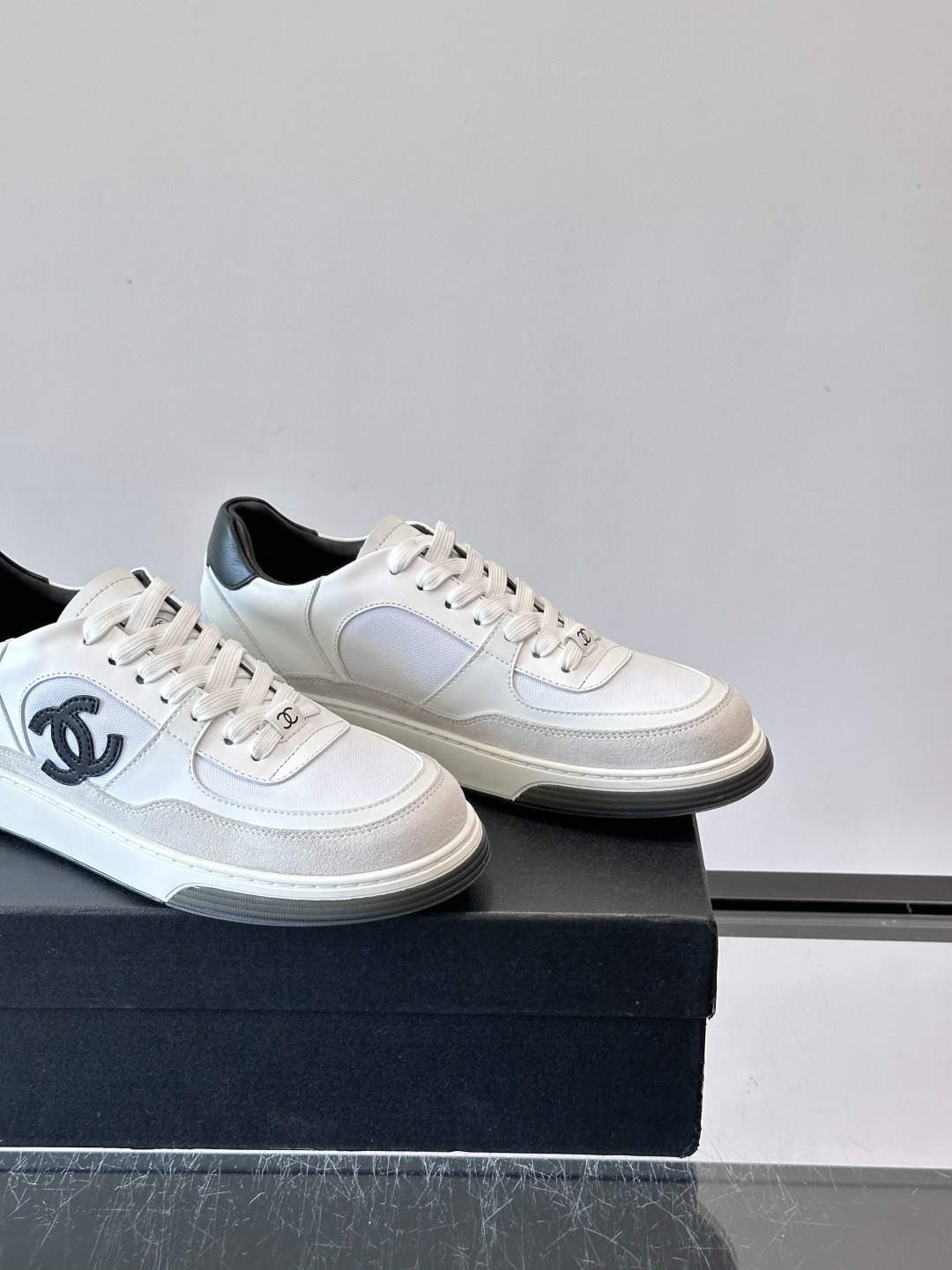 Chanel 2025早春系列熊猫配色德训鞋，黑白撞色设计超经典，麂皮+帆布拼接，质感满分又透气；。侧面