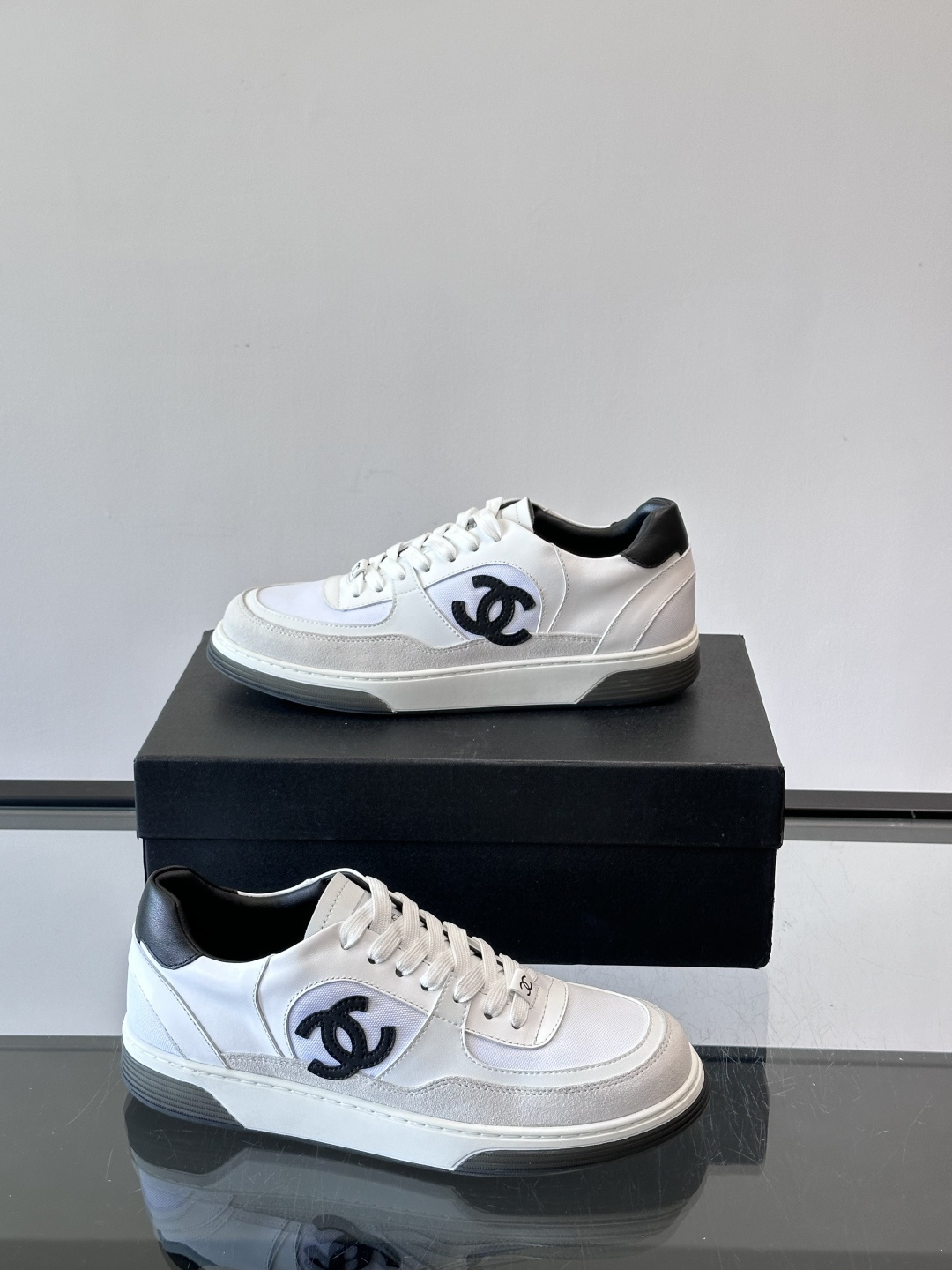 Chanel 2025早春系列熊猫配色德训鞋，黑白撞色设计超经典，麂皮+帆布拼接，质感满分又透气；。侧面