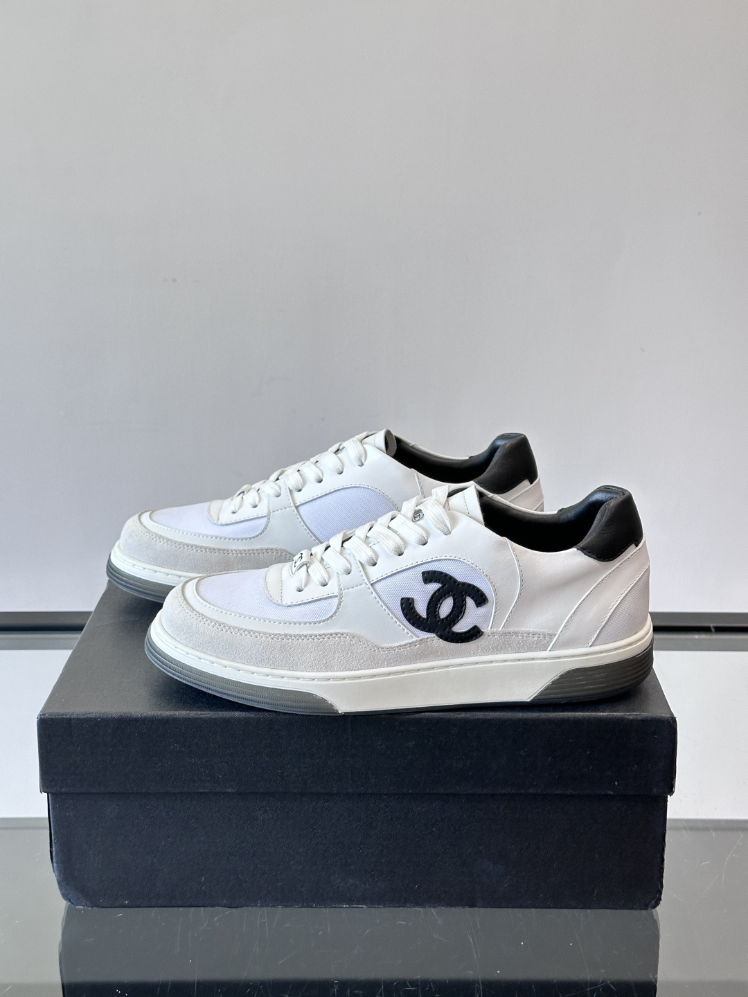 Chanel 2025早春系列熊猫配色德训鞋，黑白撞色设计超经典，麂皮+帆布拼接，质感满分又透气；。侧面