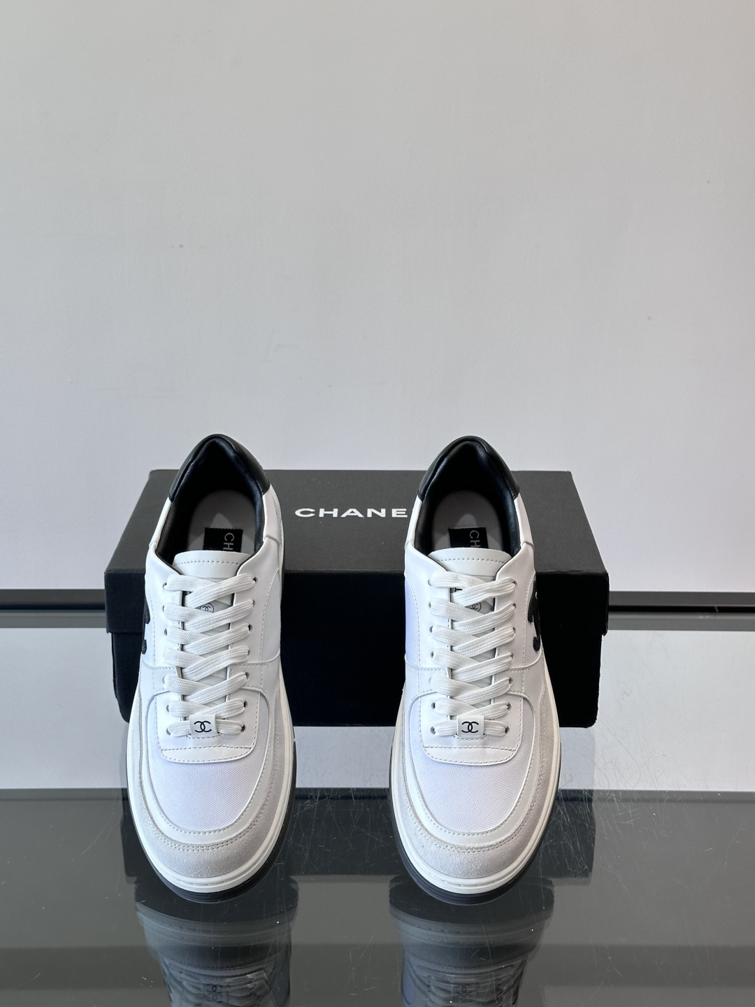 Chanel 2025早春系列熊猫配色德训鞋，黑白撞色设计超经典，麂皮+帆布拼接，质感满分又透气；。侧面