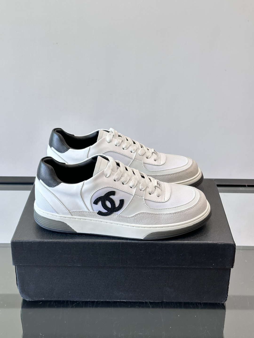 Chanel 2025早春系列熊猫配色德训鞋，黑白撞色设计超经典，麂皮+帆布拼接，质感满分又透气；。侧面