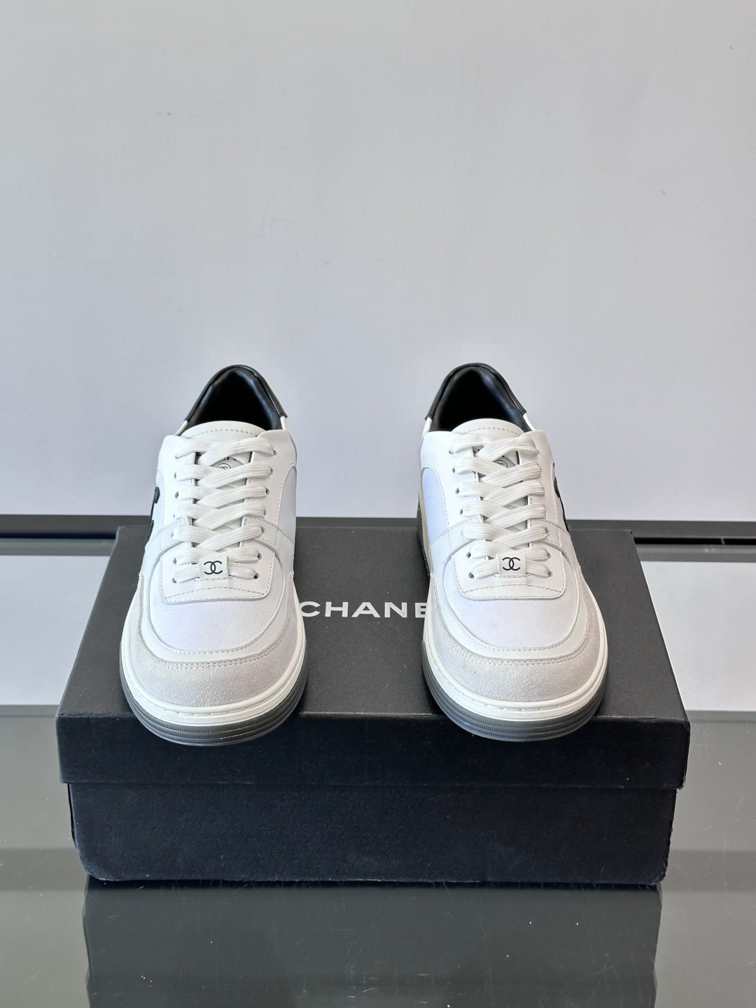 Chanel 2025早春系列熊猫配色德训鞋，黑白撞色设计超经典，麂皮+帆布拼接，质感满分又透气；。侧面