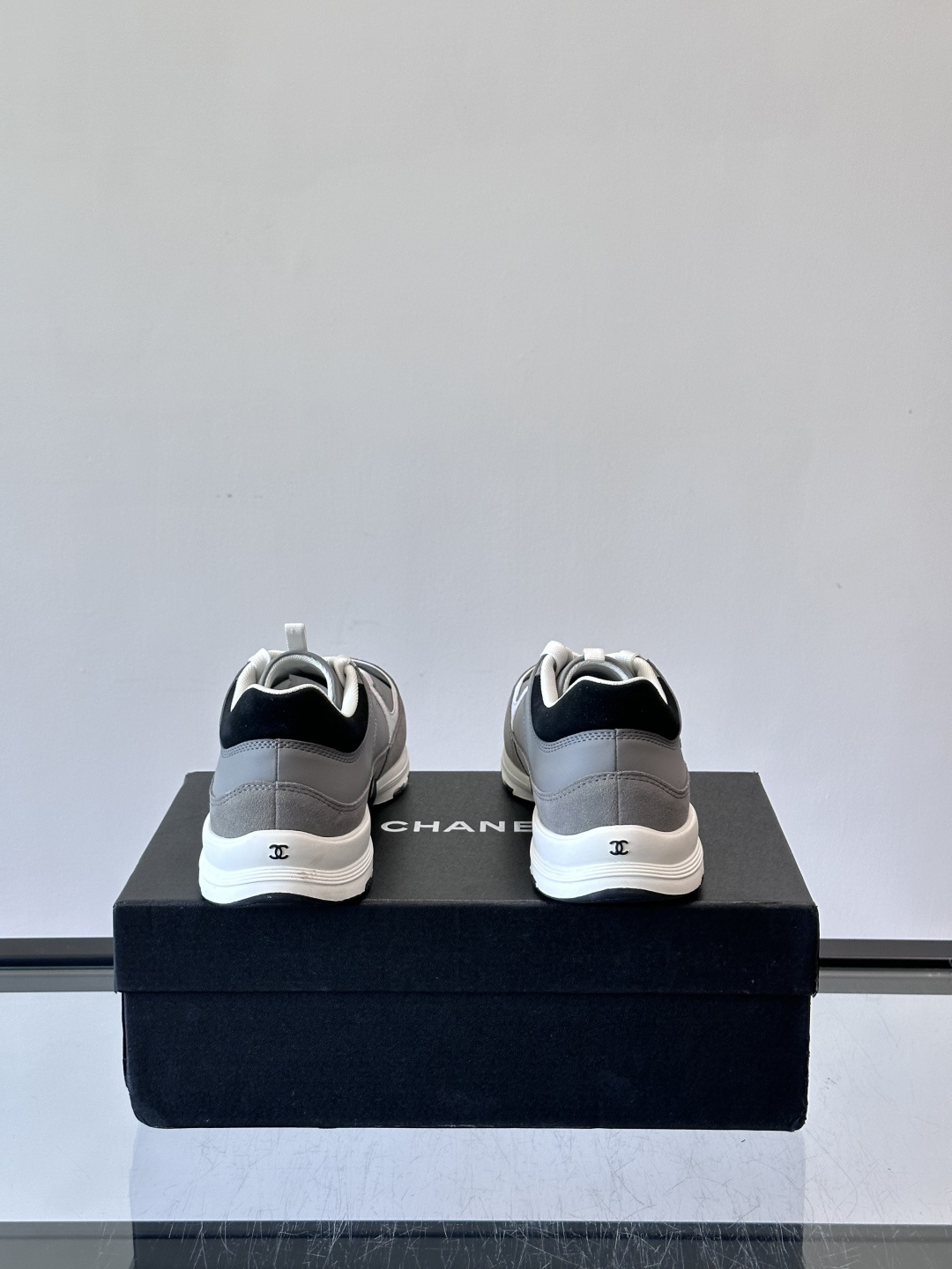 Chanel 25A运动鞋，2025A系列，麂皮＋织物拼接，搭配白色鞋带和橡胶鞋底，简约又有辨识度❤️。