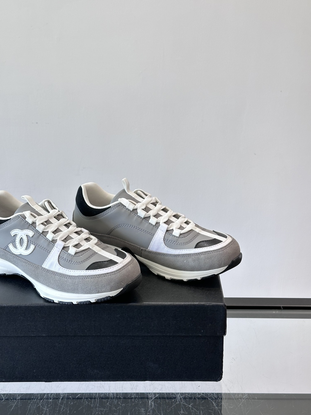 Chanel 25A运动鞋，2025A系列，麂皮＋织物拼接，搭配白色鞋带和橡胶鞋底，简约又有辨识度❤️。