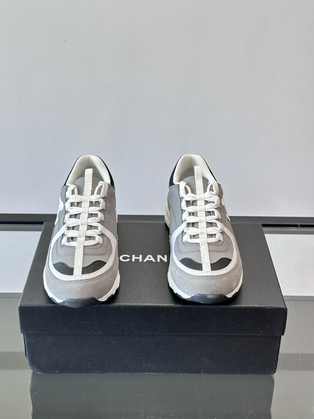 Chanel 25A运动鞋，2025A系列，麂皮＋织物拼接，搭配白色鞋带和橡胶鞋底，简约又有辨识度❤️。