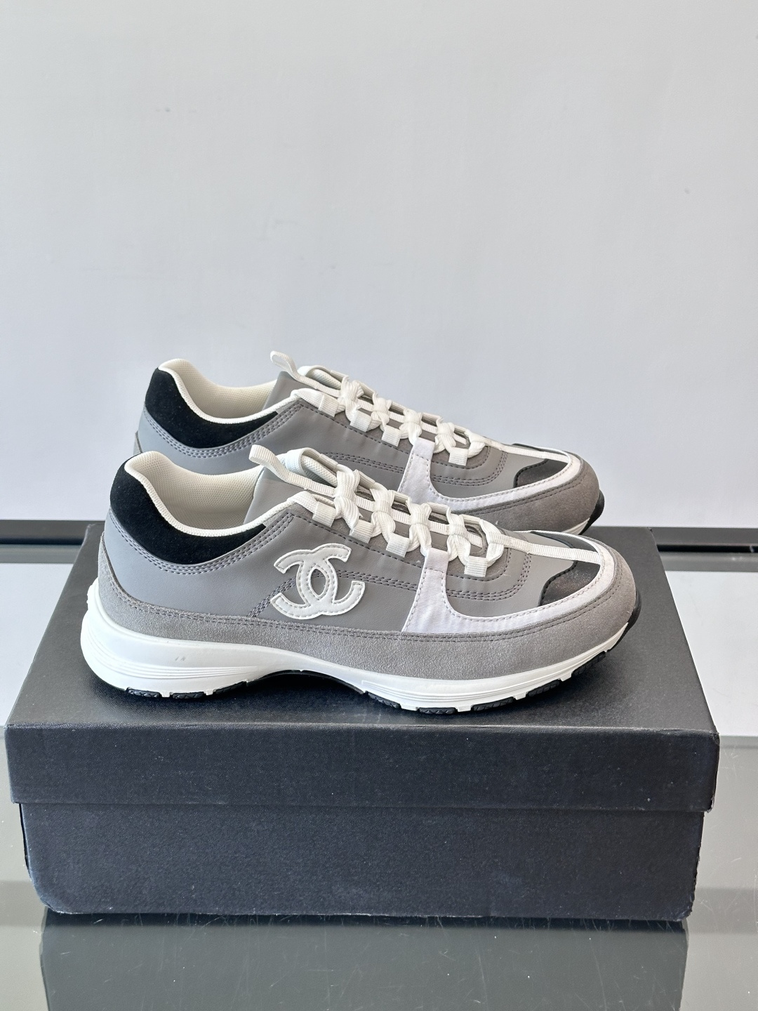 Chanel 25A运动鞋，2025A系列，麂皮＋织物拼接，搭配白色鞋带和橡胶鞋底，简约又有辨识度❤️。