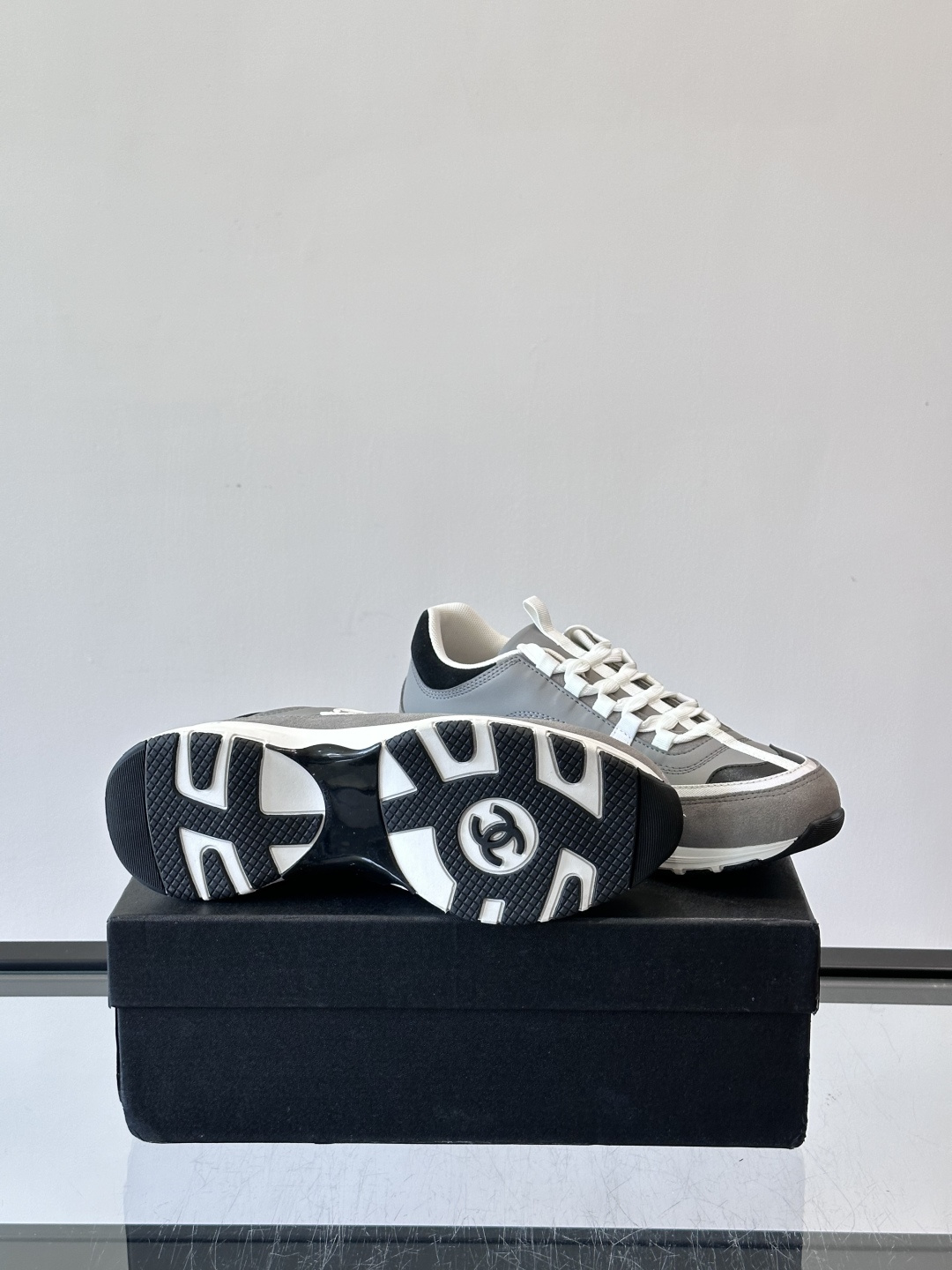 Chanel 25A运动鞋，2025A系列，麂皮＋织物拼接，搭配白色鞋带和橡胶鞋底，简约又有辨识度❤️。