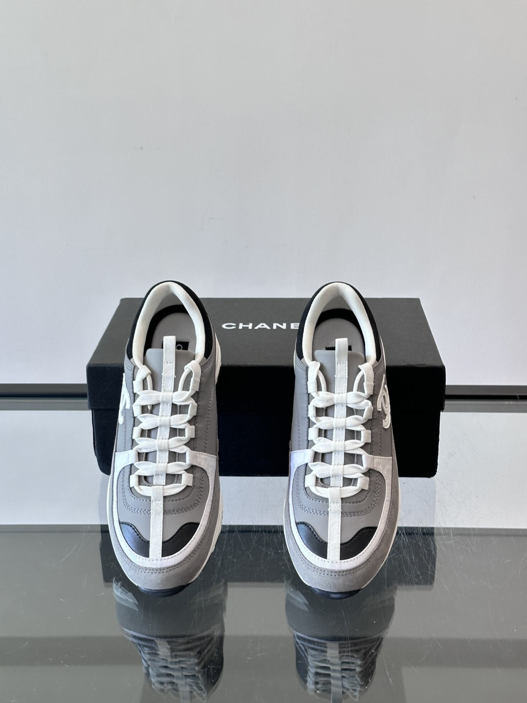 Chanel 25A运动鞋，2025A系列，麂皮＋织物拼接，搭配白色鞋带和橡胶鞋底，简约又有辨识度❤️。