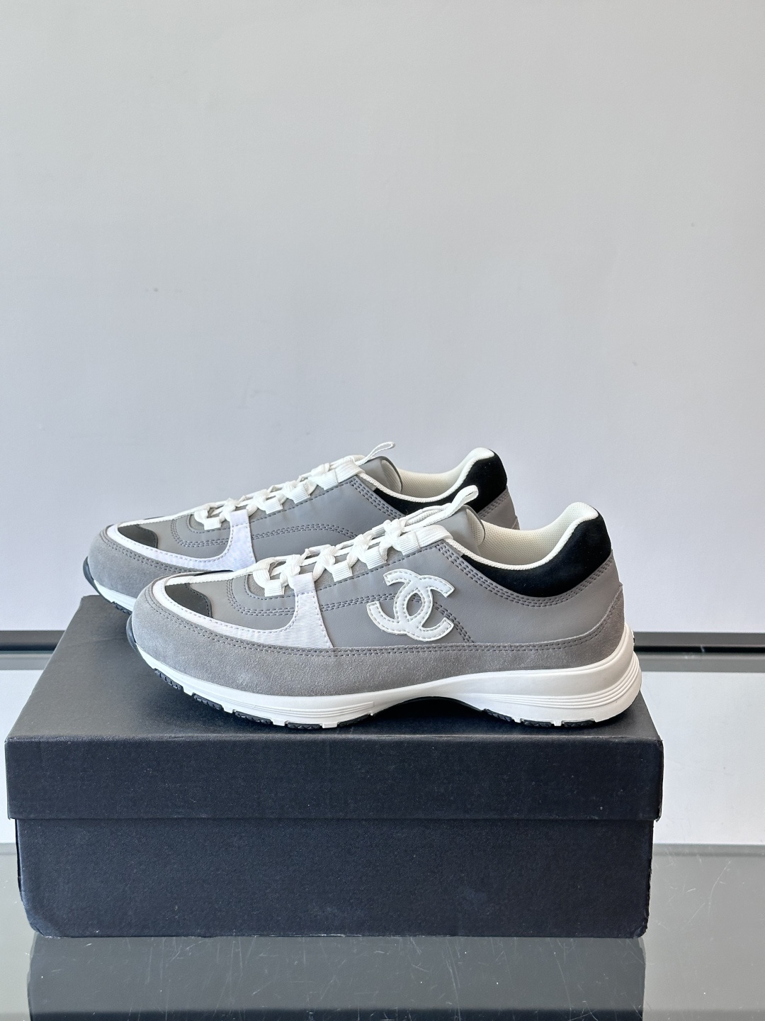 Chanel 25A运动鞋，2025A系列，麂皮＋织物拼接，搭配白色鞋带和橡胶鞋底，简约又有辨识度❤️。