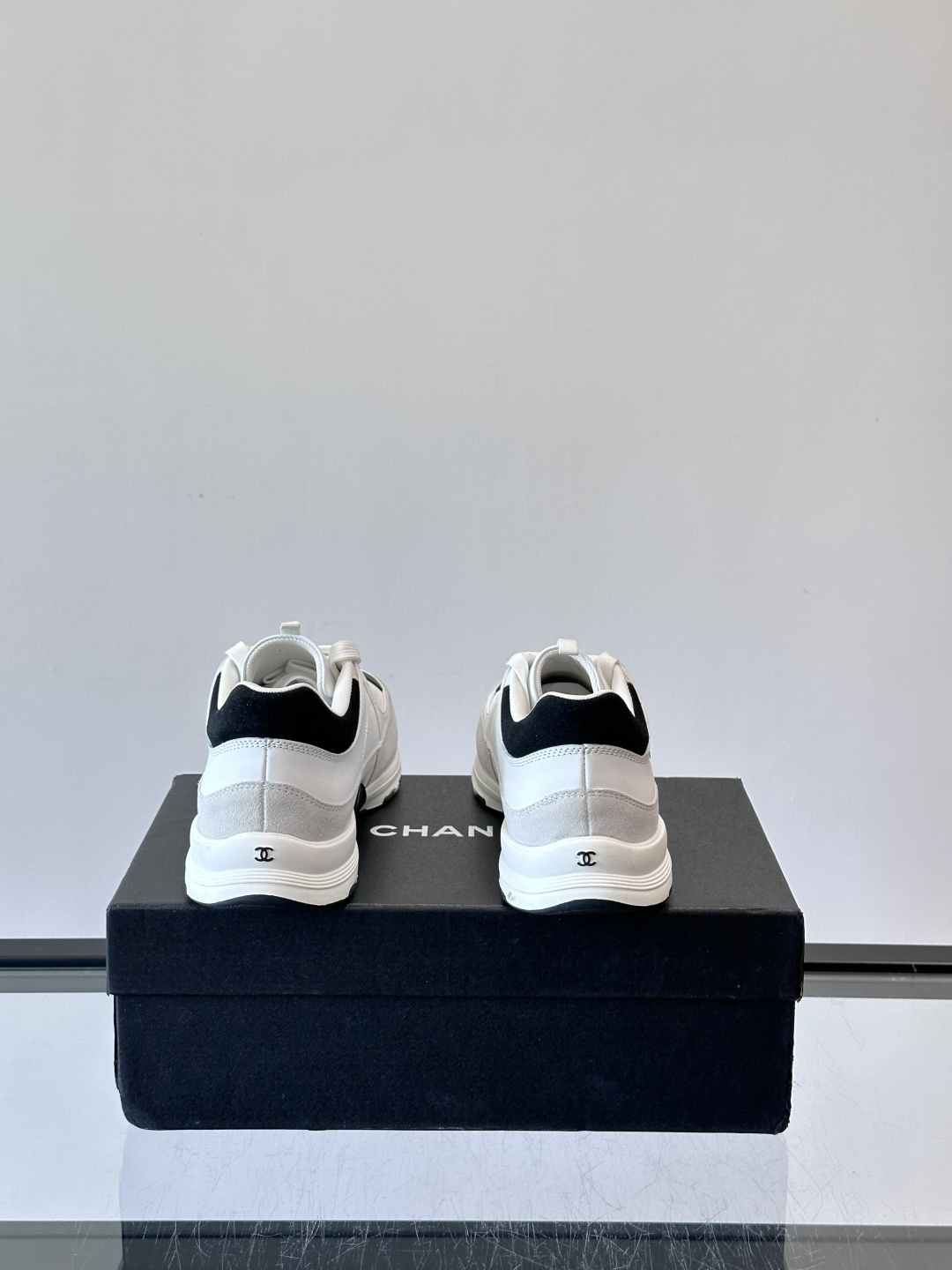 Chanel 25A运动鞋，2025A系列，麂皮＋织物拼接，搭配白色鞋带和橡胶鞋底，简约又有辨识度❤️。
