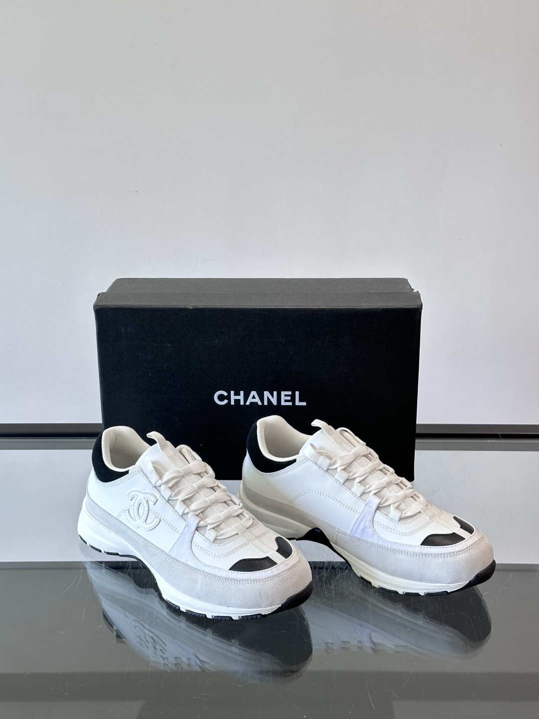 Chanel 25A运动鞋，2025A系列，麂皮＋织物拼接，搭配白色鞋带和橡胶鞋底，简约又有辨识度❤️。