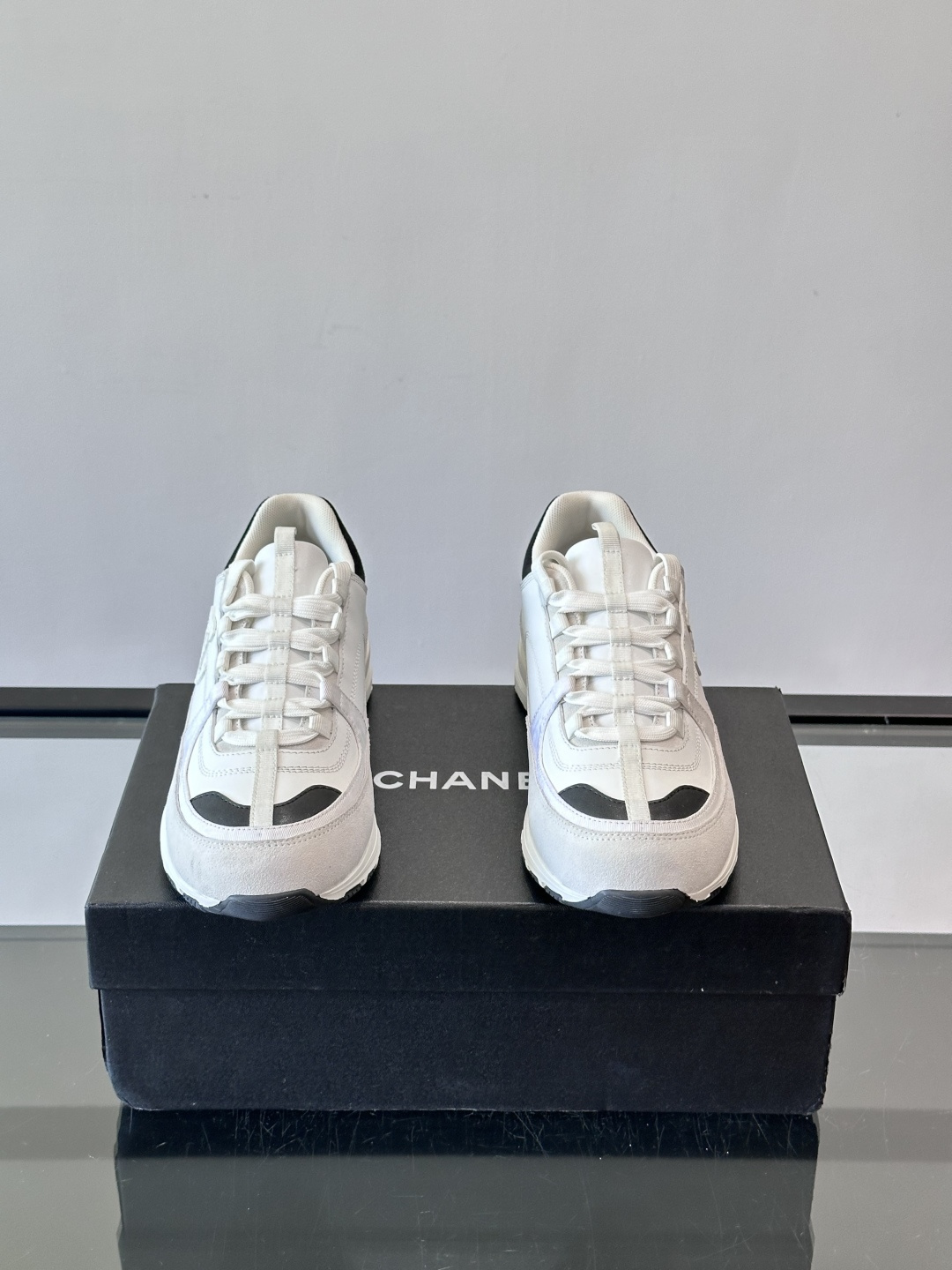 Chanel 25A运动鞋，2025A系列，麂皮＋织物拼接，搭配白色鞋带和橡胶鞋底，简约又有辨识度❤️。