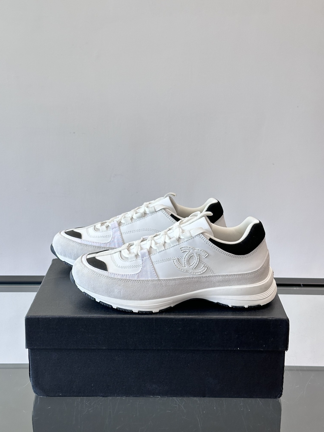 Chanel 25A运动鞋，2025A系列，麂皮＋织物拼接，搭配白色鞋带和橡胶鞋底，简约又有辨识度❤️。