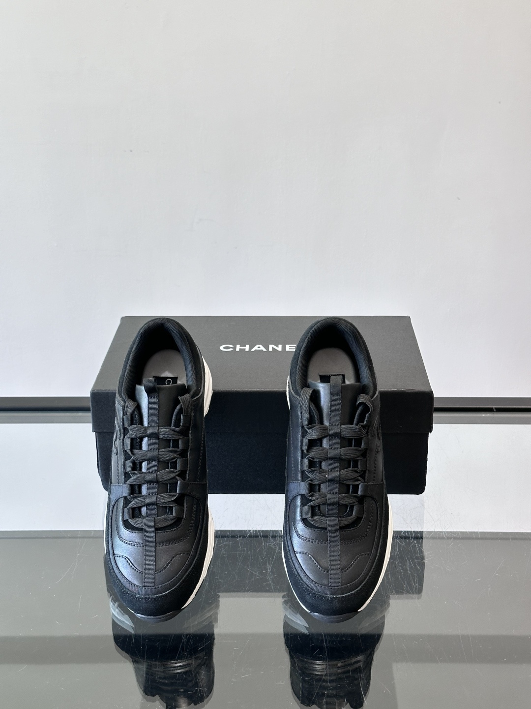 Chanel 25A运动鞋，2025A系列，麂皮＋织物拼接，搭配白色鞋带和橡胶鞋底，简约又有辨识度❤️。