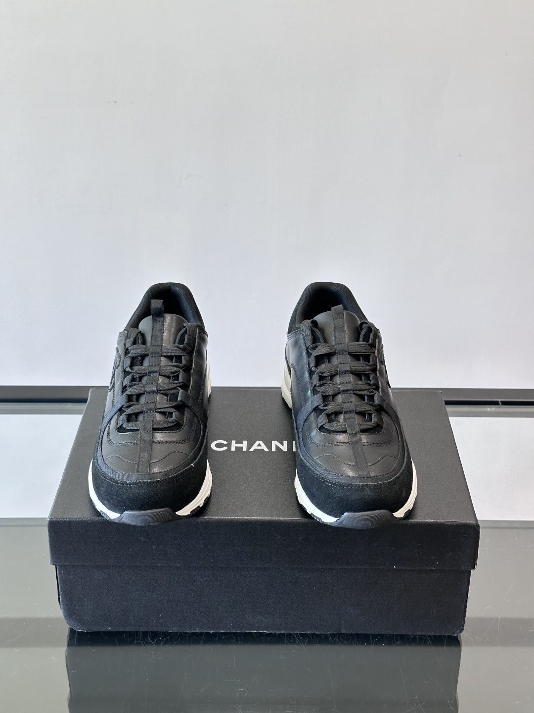 Chanel 25A运动鞋，2025A系列，麂皮＋织物拼接，搭配白色鞋带和橡胶鞋底，简约又有辨识度❤️。