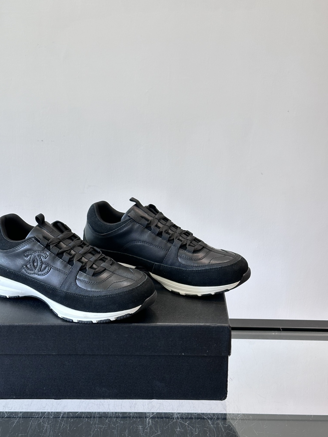 Chanel 25A运动鞋，2025A系列，麂皮＋织物拼接，搭配白色鞋带和橡胶鞋底，简约又有辨识度❤️。