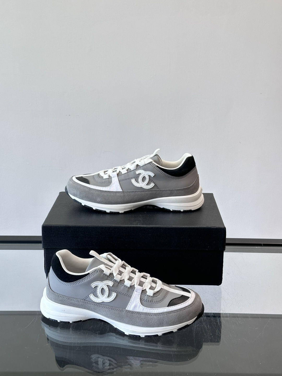 Chanel 25A运动鞋，2025A系列，麂皮＋织物拼接，搭配白色鞋带和橡胶鞋底，简约又有辨识度❤️。