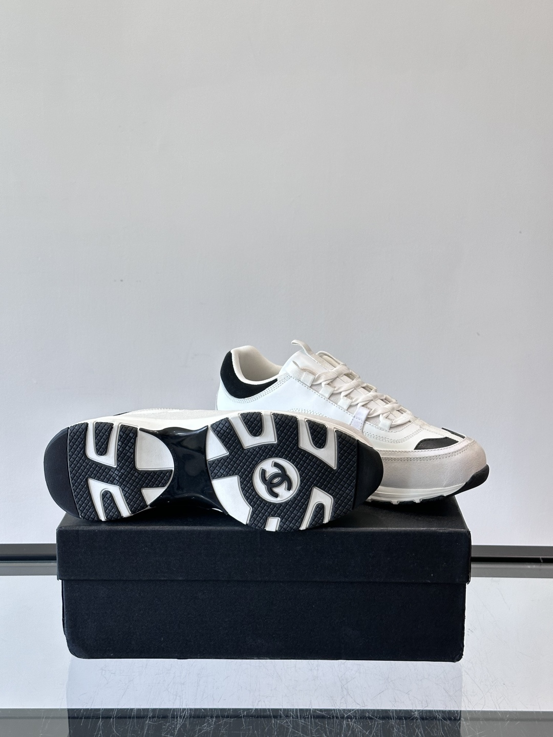 Chanel 25A运动鞋，2025A系列，麂皮＋织物拼接，搭配白色鞋带和橡胶鞋底，简约又有辨识度❤️。