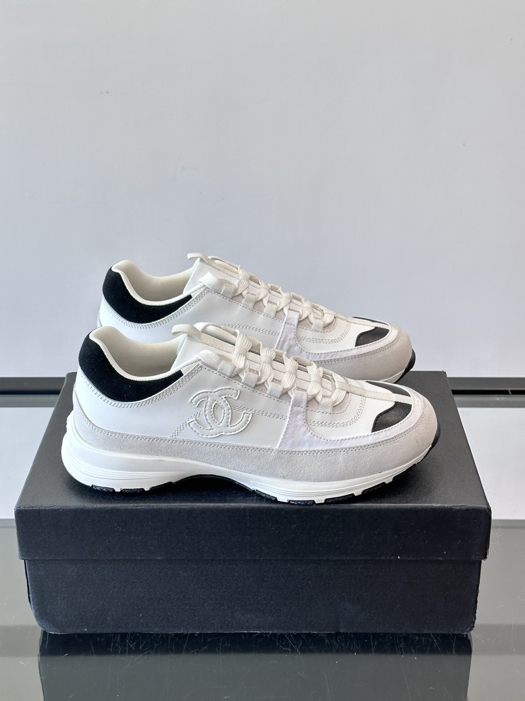 Chanel 25A运动鞋，2025A系列，麂皮＋织物拼接，搭配白色鞋带和橡胶鞋底，简约又有辨识度❤️。