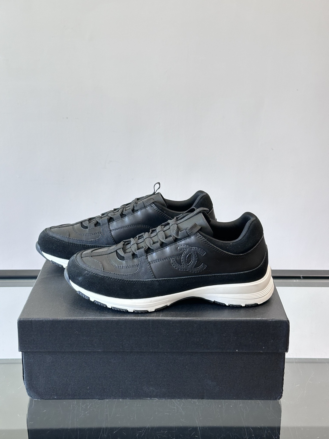 Chanel 25A运动鞋，2025A系列，麂皮＋织物拼接，搭配白色鞋带和橡胶鞋底，简约又有辨识度❤️。