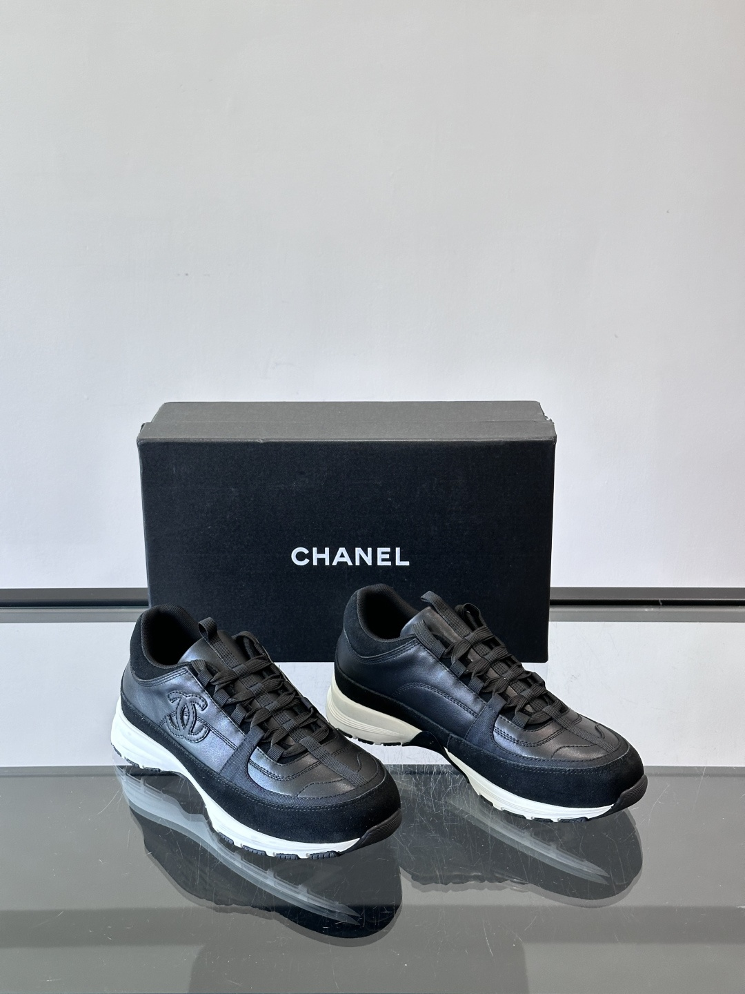 Chanel 25A运动鞋，2025A系列，麂皮＋织物拼接，搭配白色鞋带和橡胶鞋底，简约又有辨识度❤️。