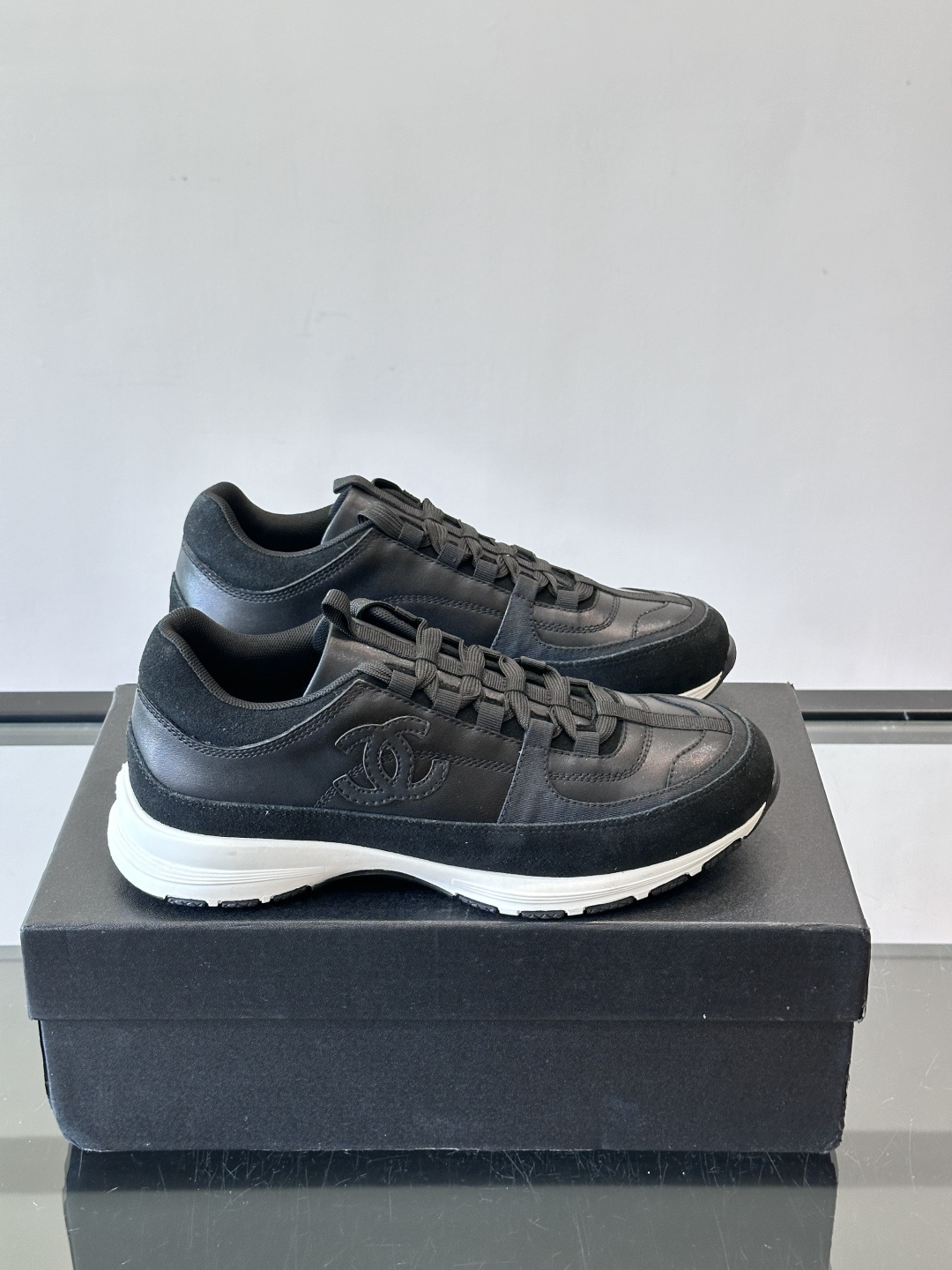 Chanel 25A运动鞋，2025A系列，麂皮＋织物拼接，搭配白色鞋带和橡胶鞋底，简约又有辨识度❤️。