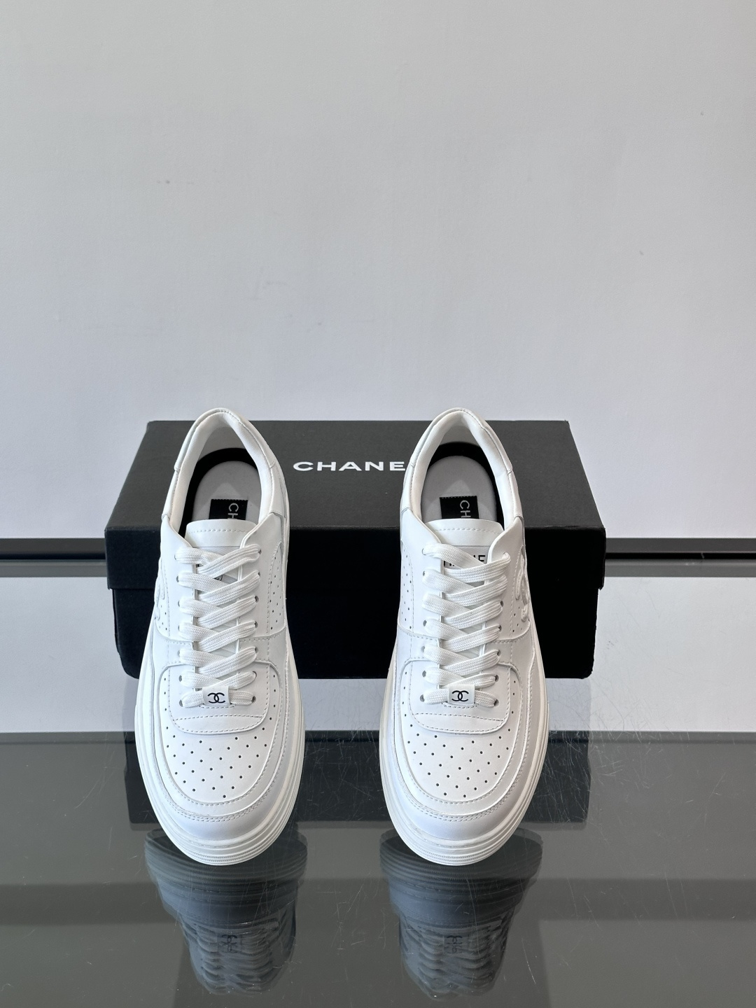 CHANEL/香奈儿 休闲运动鞋板鞋专柜同步 专柜非常火爆 非常难买的一款鞋 全网最火的厚底熊猫鞋 可想