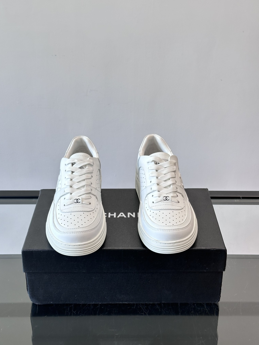 CHANEL/香奈儿 休闲运动鞋板鞋专柜同步 专柜非常火爆 非常难买的一款鞋 全网最火的厚底熊猫鞋 可想