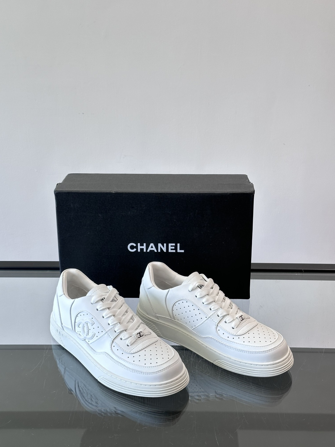 CHANEL/香奈儿 休闲运动鞋板鞋专柜同步 专柜非常火爆 非常难买的一款鞋 全网最火的厚底熊猫鞋 可想