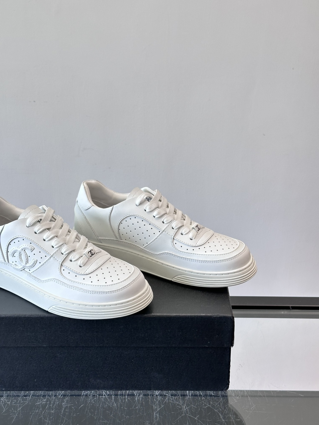 CHANEL/香奈儿 休闲运动鞋板鞋专柜同步 专柜非常火爆 非常难买的一款鞋 全网最火的厚底熊猫鞋 可想