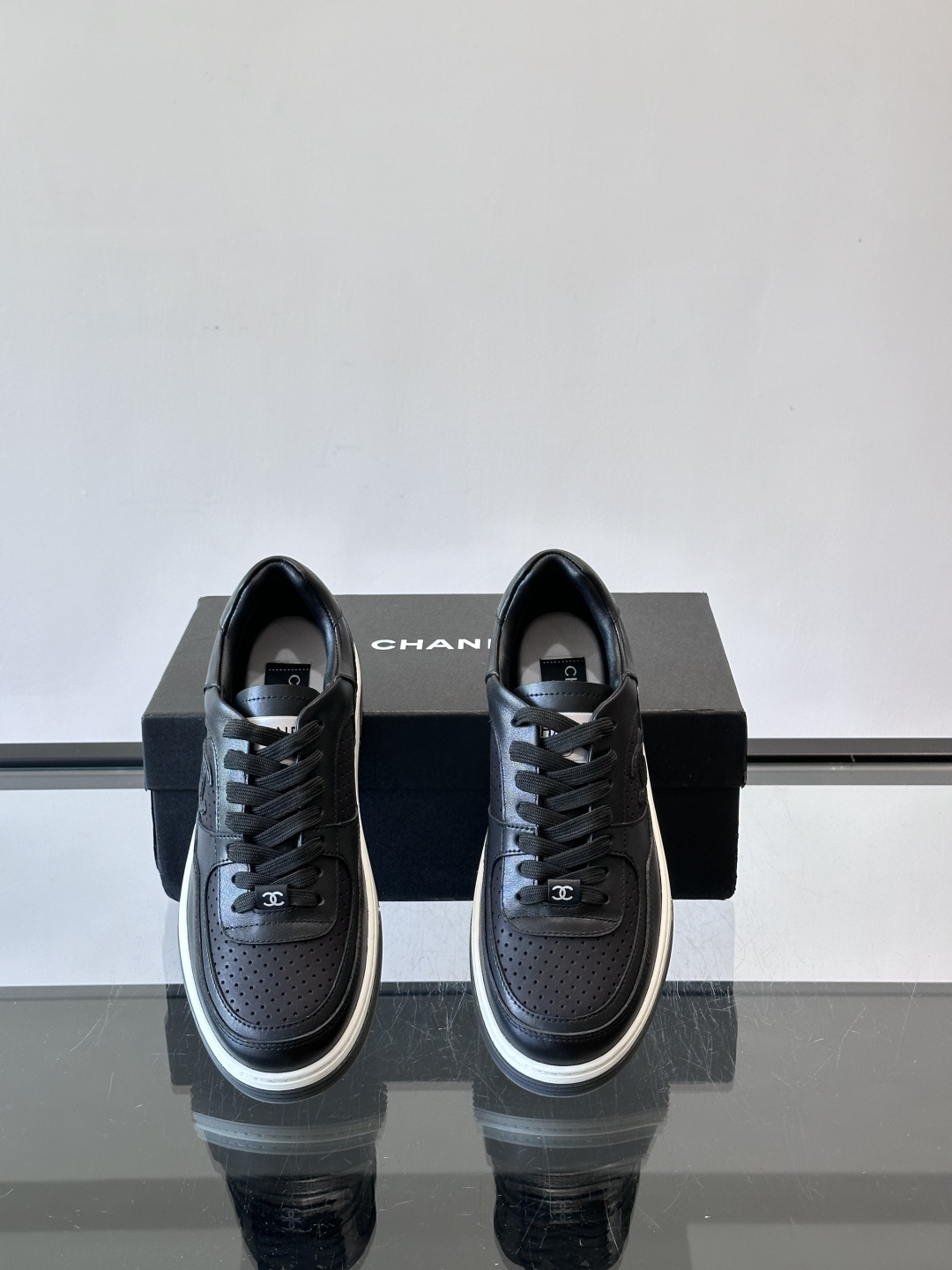 CHANEL/香奈儿 休闲运动鞋板鞋专柜同步 专柜非常火爆 非常难买的一款鞋 全网最火的厚底熊猫鞋 可想