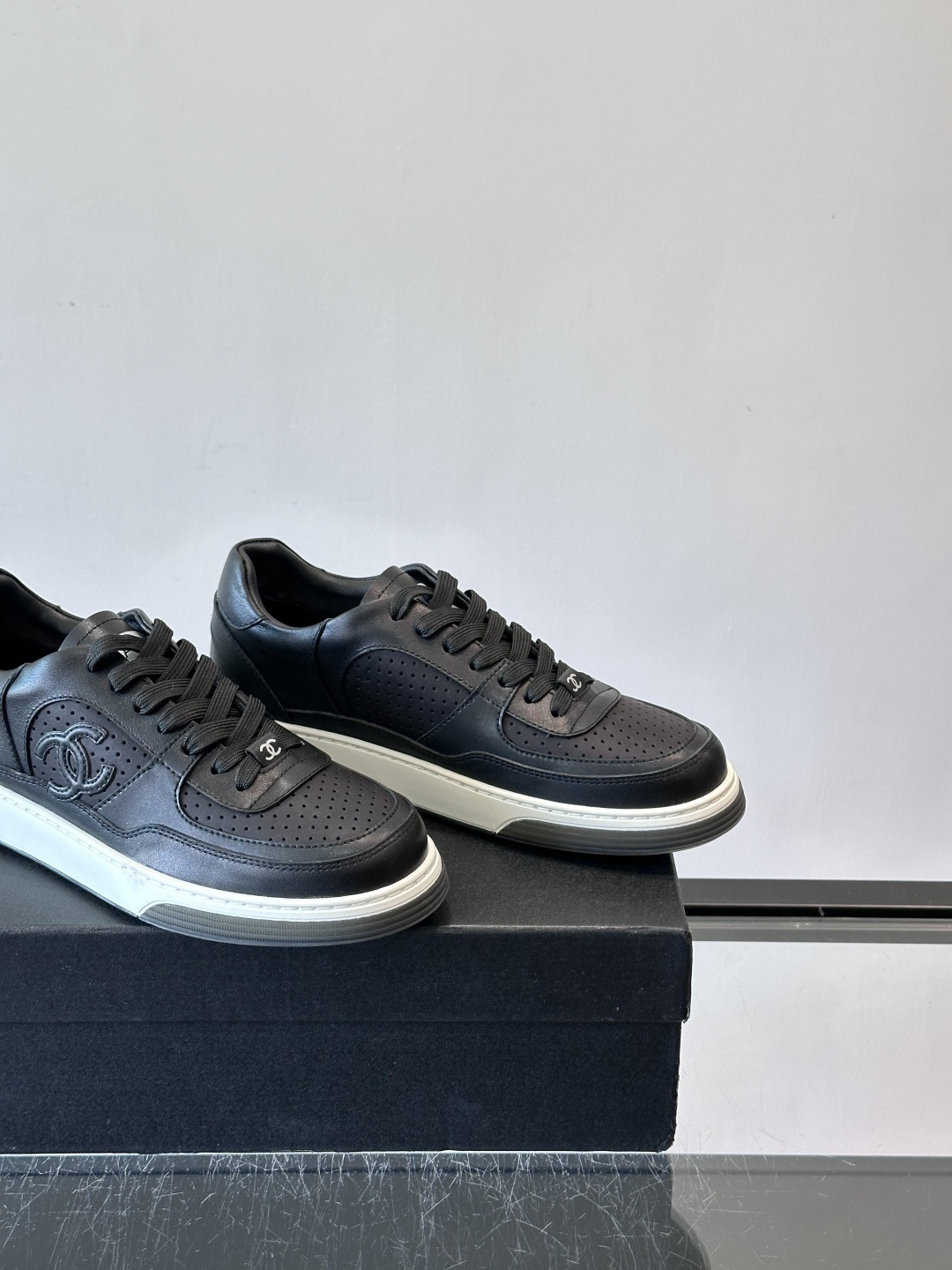 CHANEL/香奈儿 休闲运动鞋板鞋专柜同步 专柜非常火爆 非常难买的一款鞋 全网最火的厚底熊猫鞋 可想