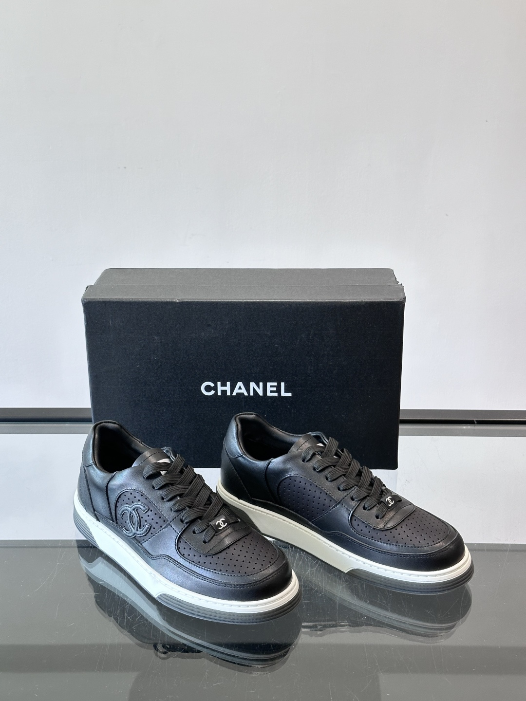 CHANEL/香奈儿 休闲运动鞋板鞋专柜同步 专柜非常火爆 非常难买的一款鞋 全网最火的厚底熊猫鞋 可想