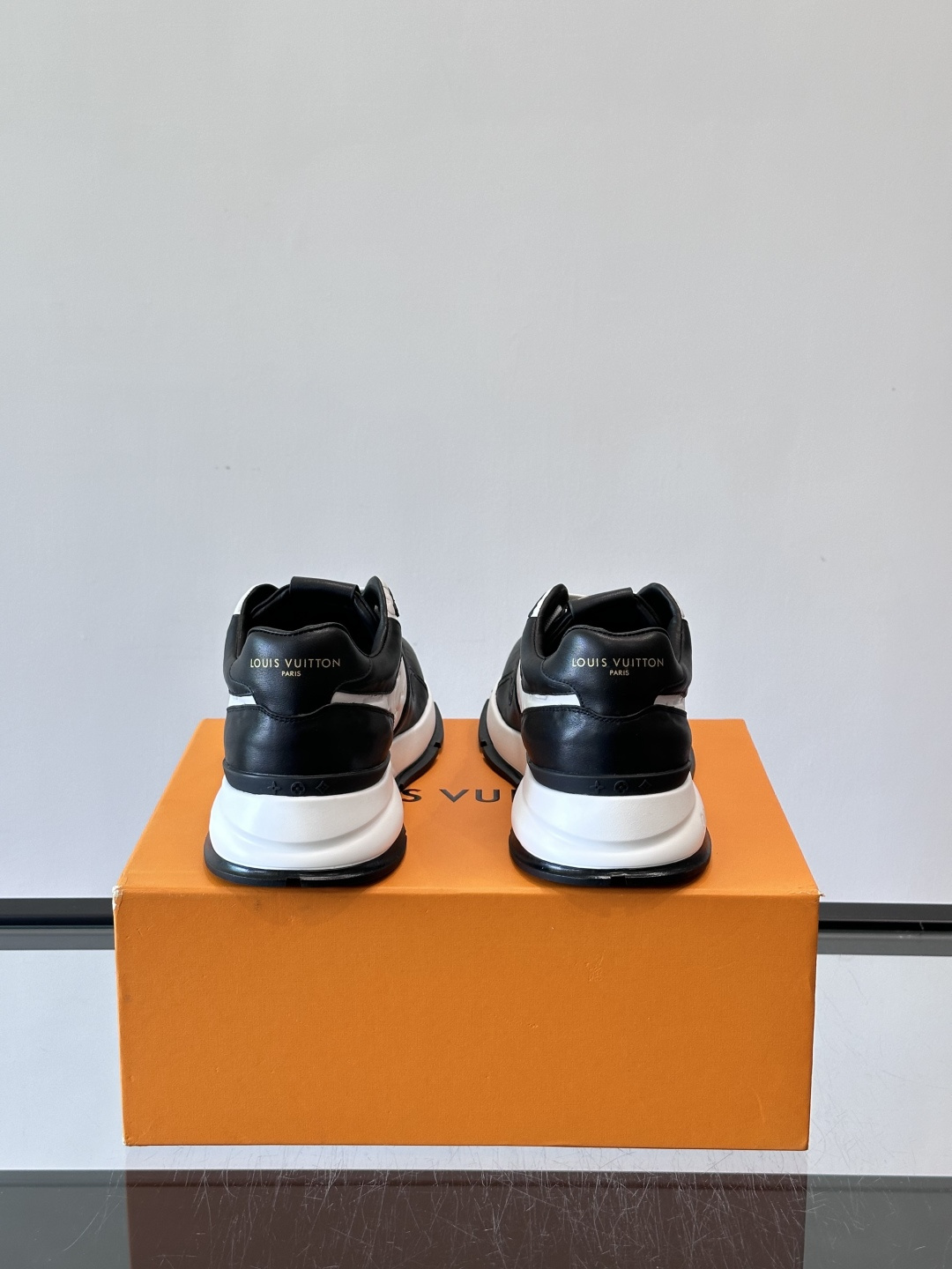 LV 男士休闲运动鞋，经典配色，优质皮革+Monogram压纹，奢华感满满。橡胶鞋底抓地力强，日常穿搭或