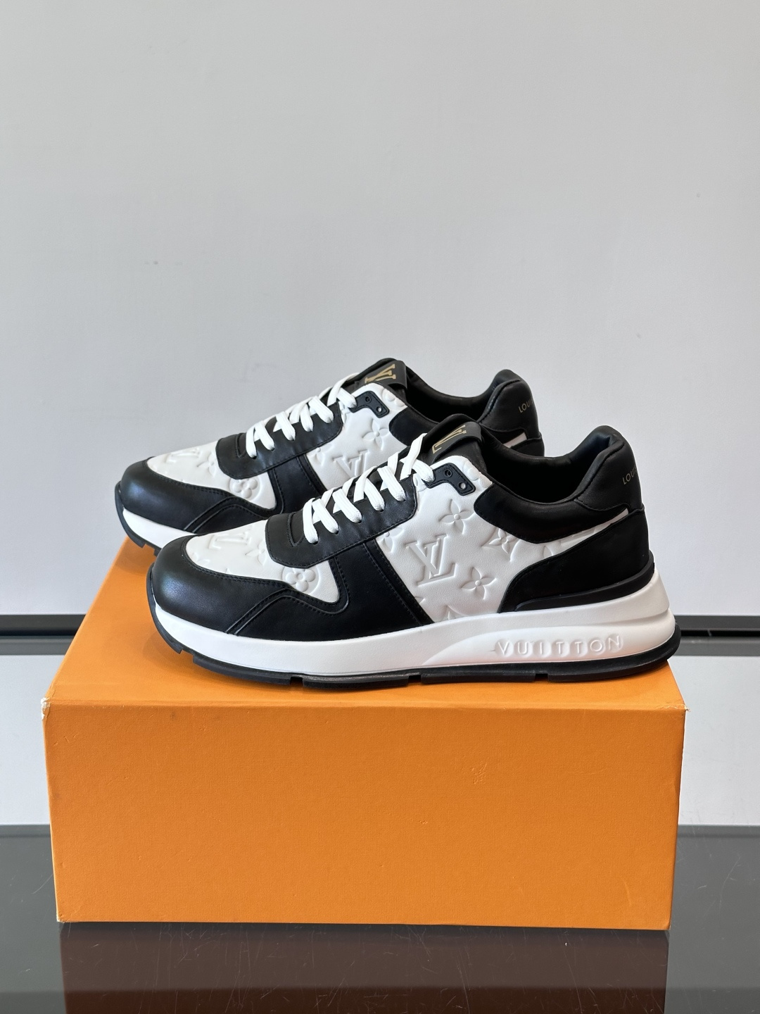 LV 男士休闲运动鞋，经典配色，优质皮革+Monogram压纹，奢华感满满。橡胶鞋底抓地力强，日常穿搭或
