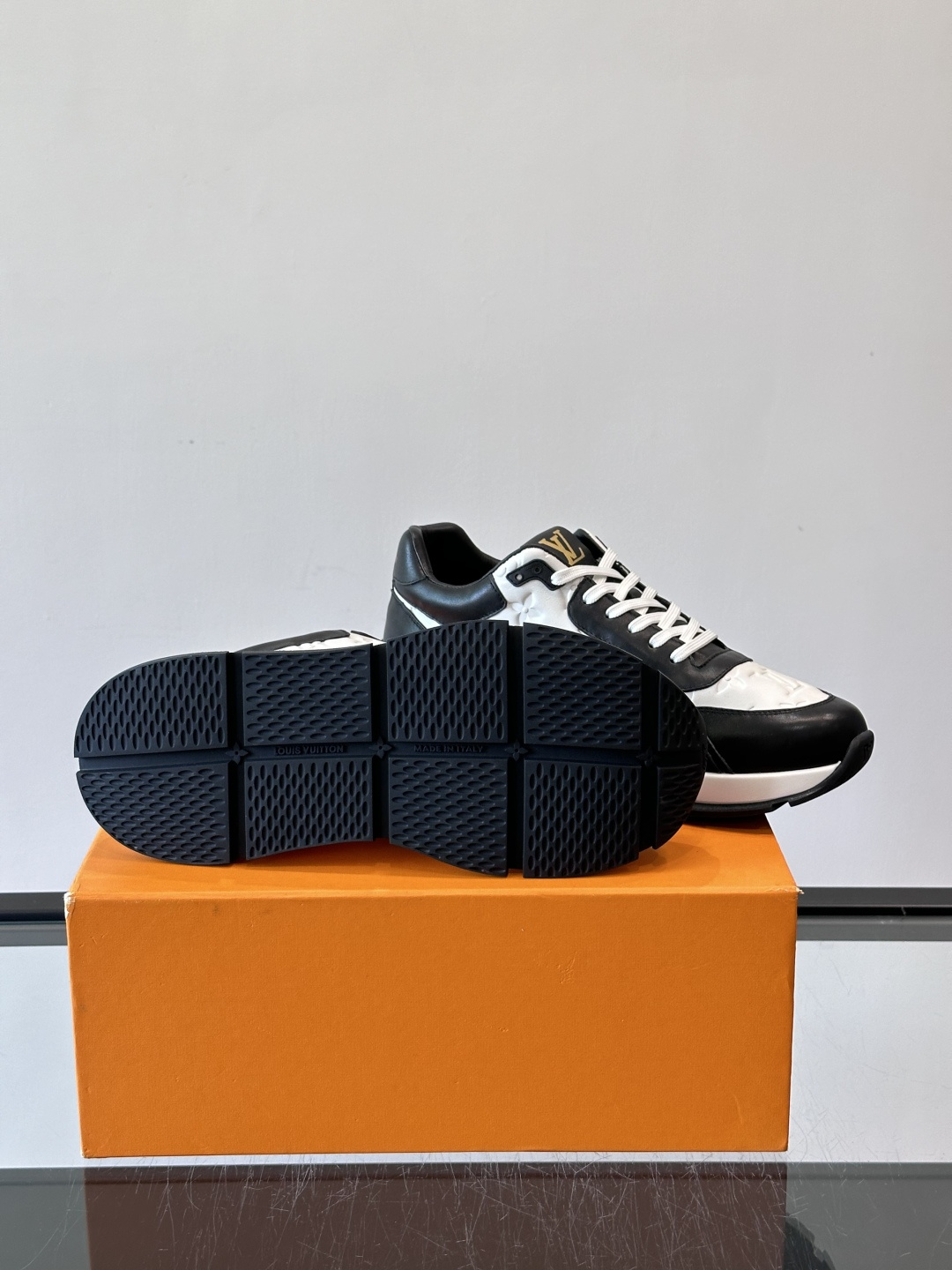 LV 男士休闲运动鞋，经典配色，优质皮革+Monogram压纹，奢华感满满。橡胶鞋底抓地力强，日常穿搭或