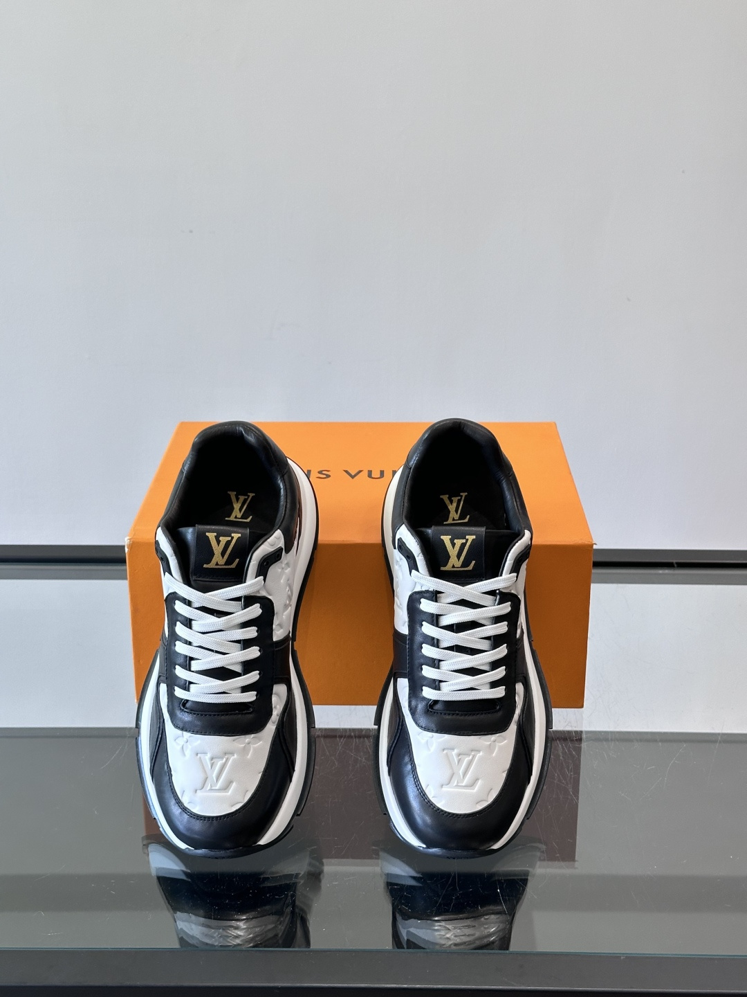 LV 男士休闲运动鞋，经典配色，优质皮革+Monogram压纹，奢华感满满。橡胶鞋底抓地力强，日常穿搭或