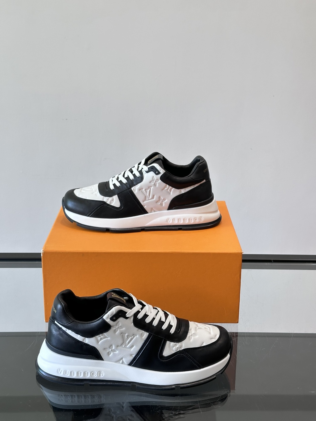 LV 男士休闲运动鞋，经典配色，优质皮革+Monogram压纹，奢华感满满。橡胶鞋底抓地力强，日常穿搭或